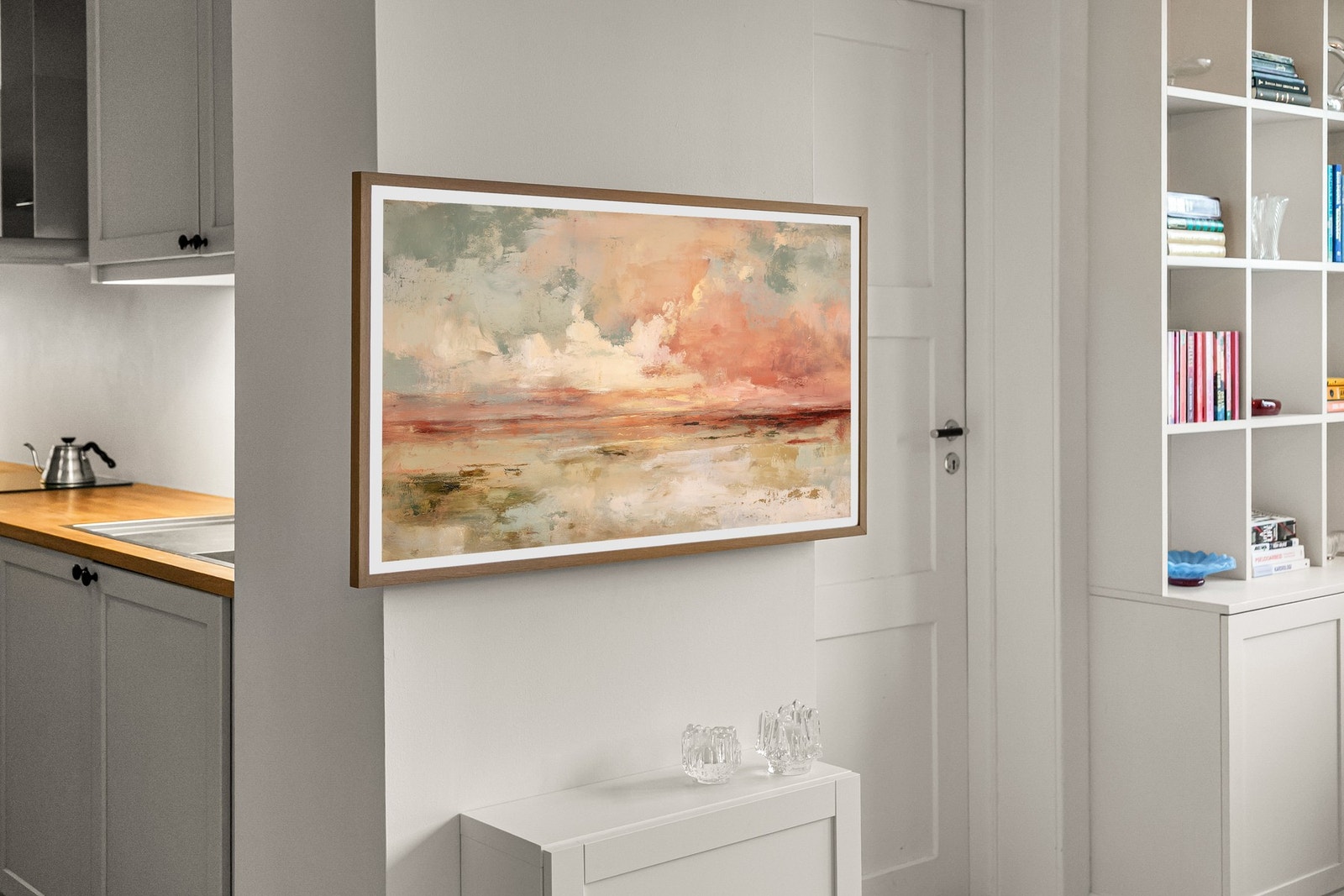 Medfølgende motorisert tv-feste slik at man kan ha den på høykant når den ikke er i bruk. Galleribilde