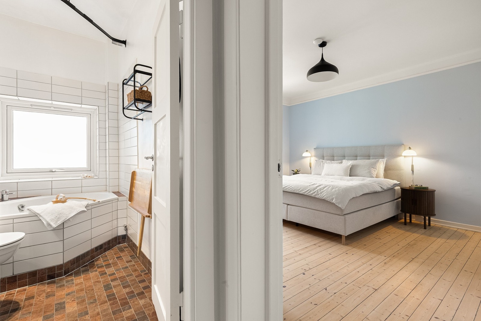 Hovedsoverommet ligger vegg-i-vegg med baderommet. Galleribilde