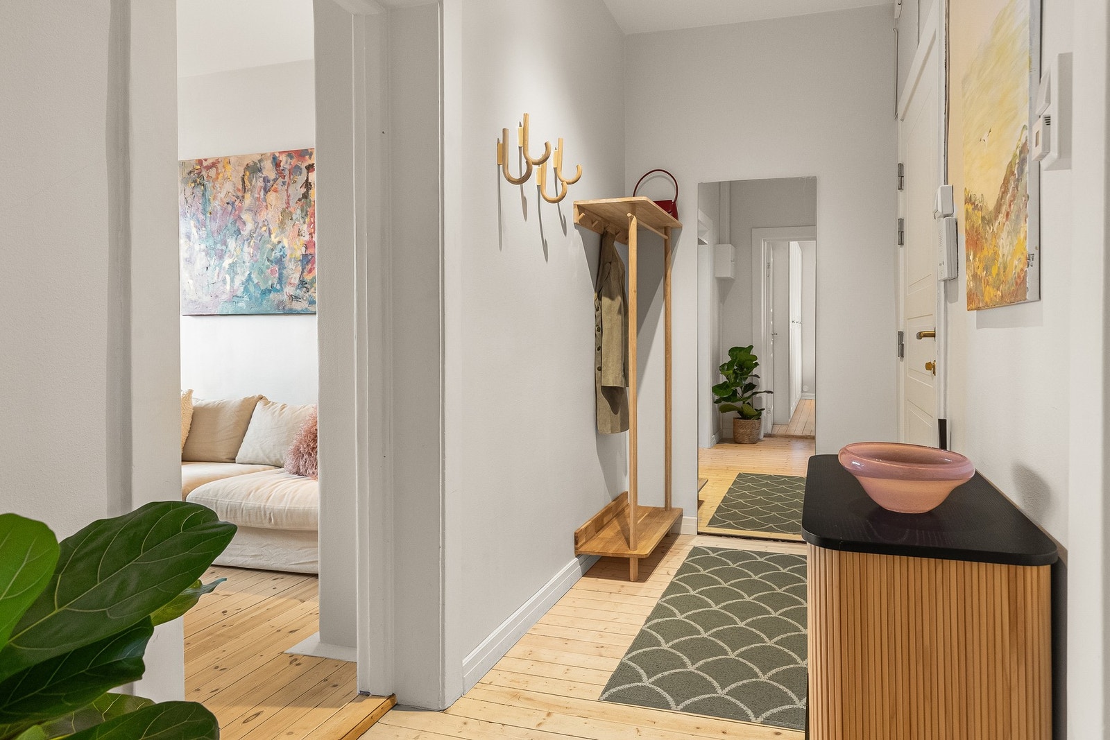 Hyggelig entré/gang med plass til oppheng av yttertøy og plassering av sko. Galleribilde