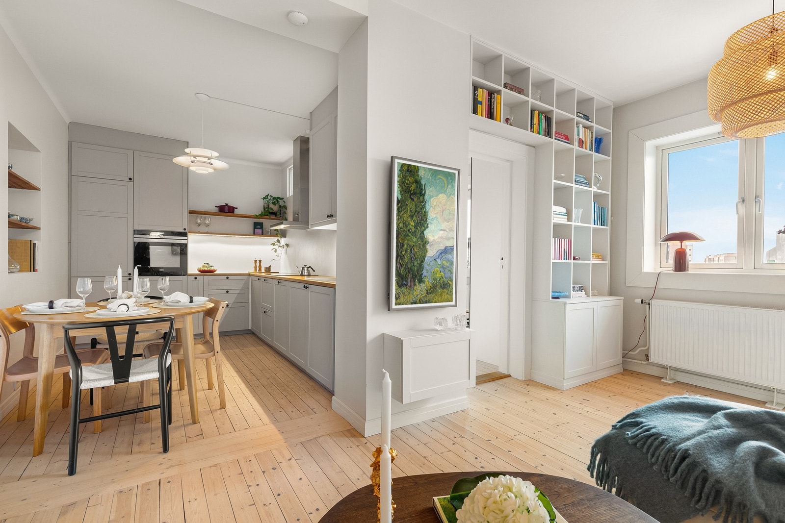 Flott stue med plass til sofaseksjon, mediemøblement og spisestue. Galleribilde