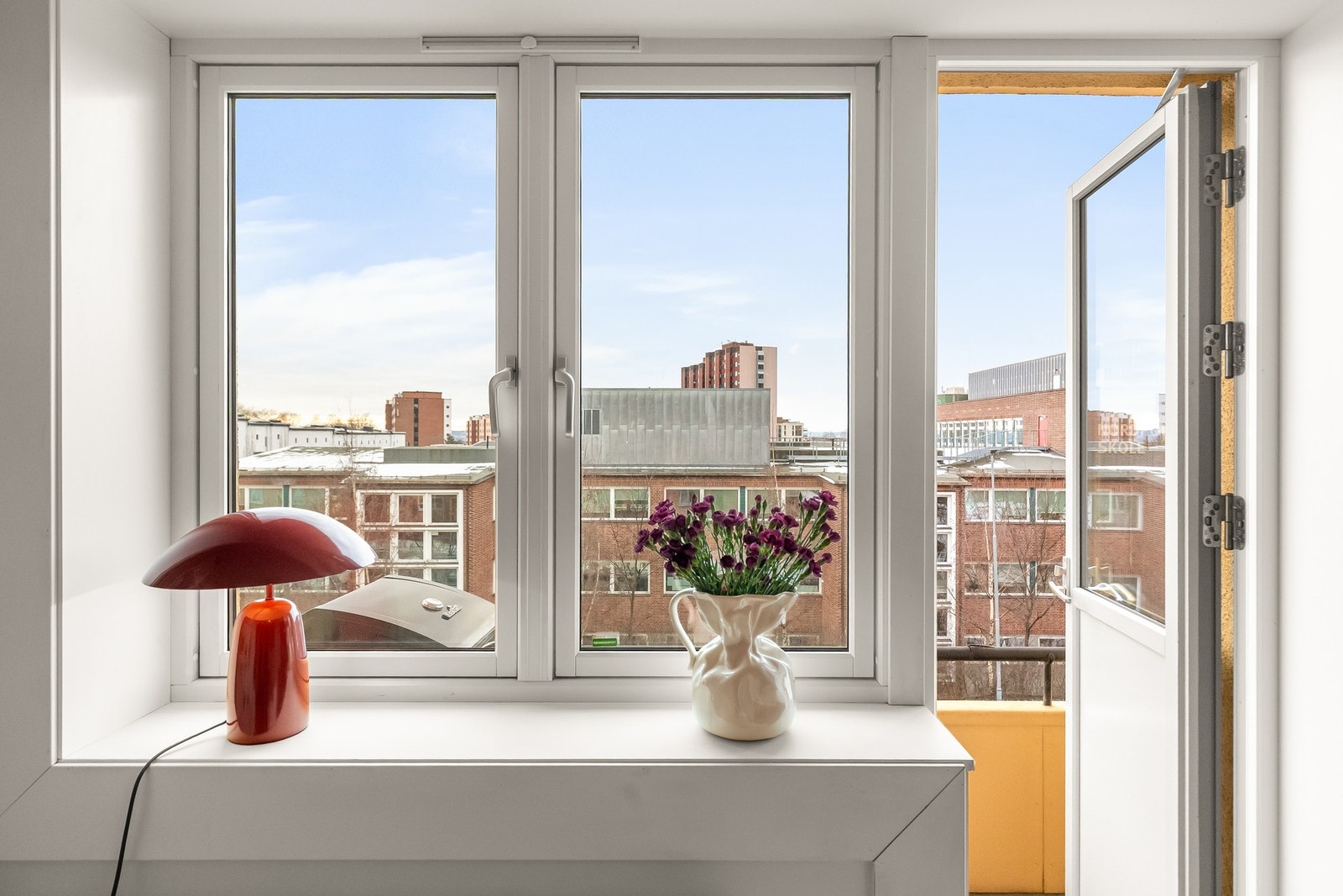 Store vindusflater sørger for godt lysinnslipp og bidrar til god romfølelse. Galleribilde