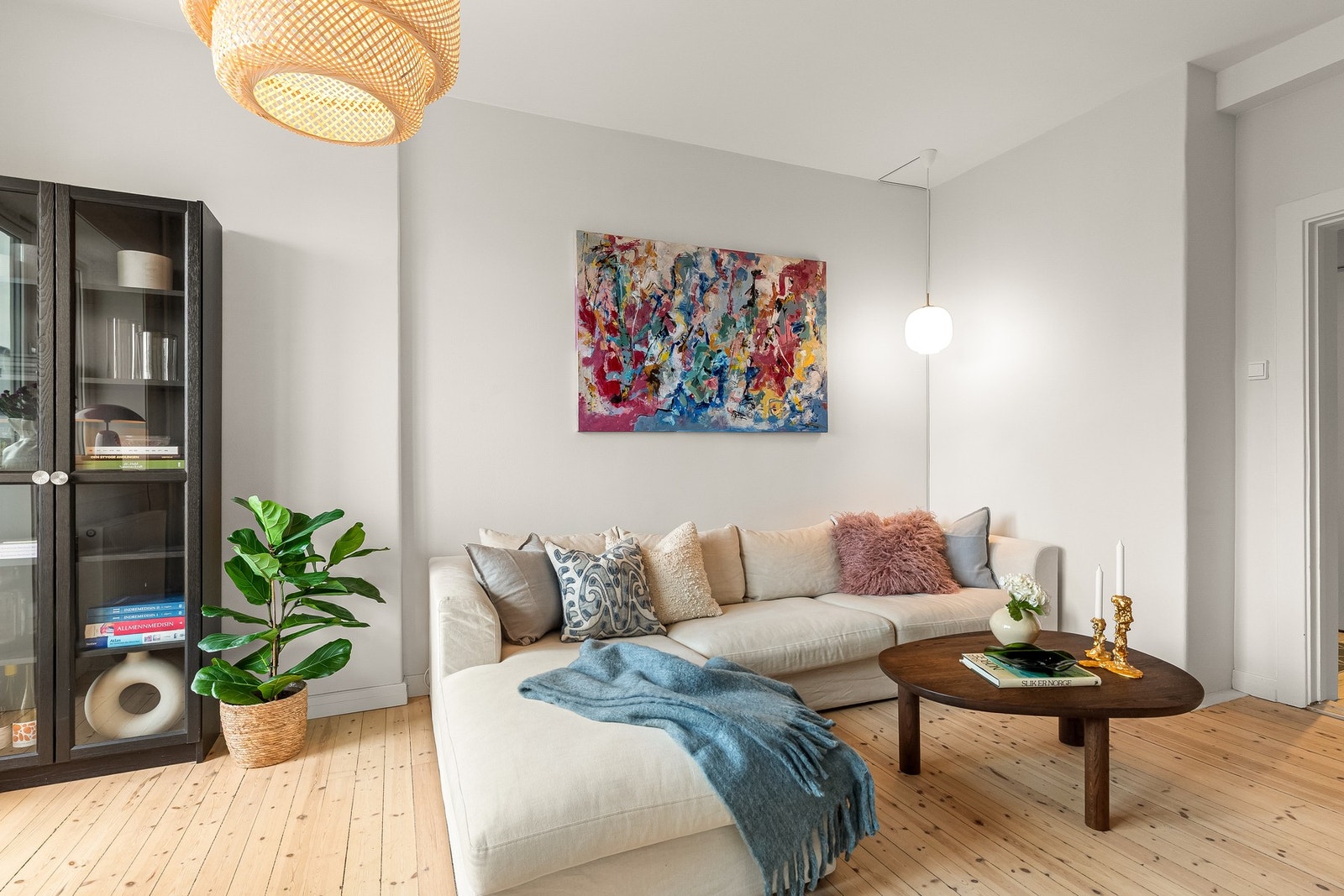 Det er flotte tregulv som er lyse og harmonerer godt med resten av fargepaletten i leiligheten. Galleribilde