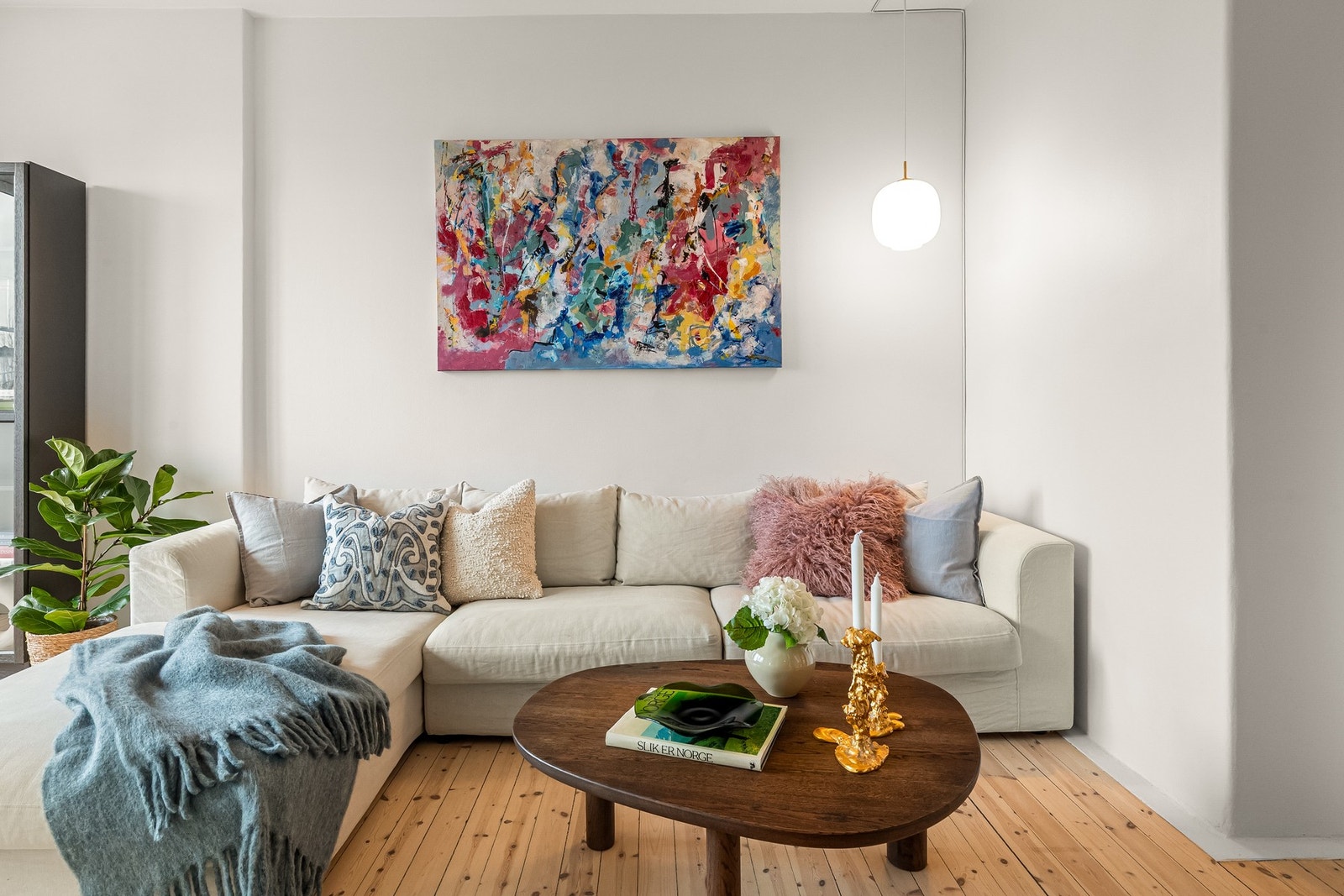 Det er målt svært generøs himlinghøyde 2,78 meter. Dette er et fantastisk oppholdsrom som er leilighetens naturlige samlingspunkt. Galleribilde