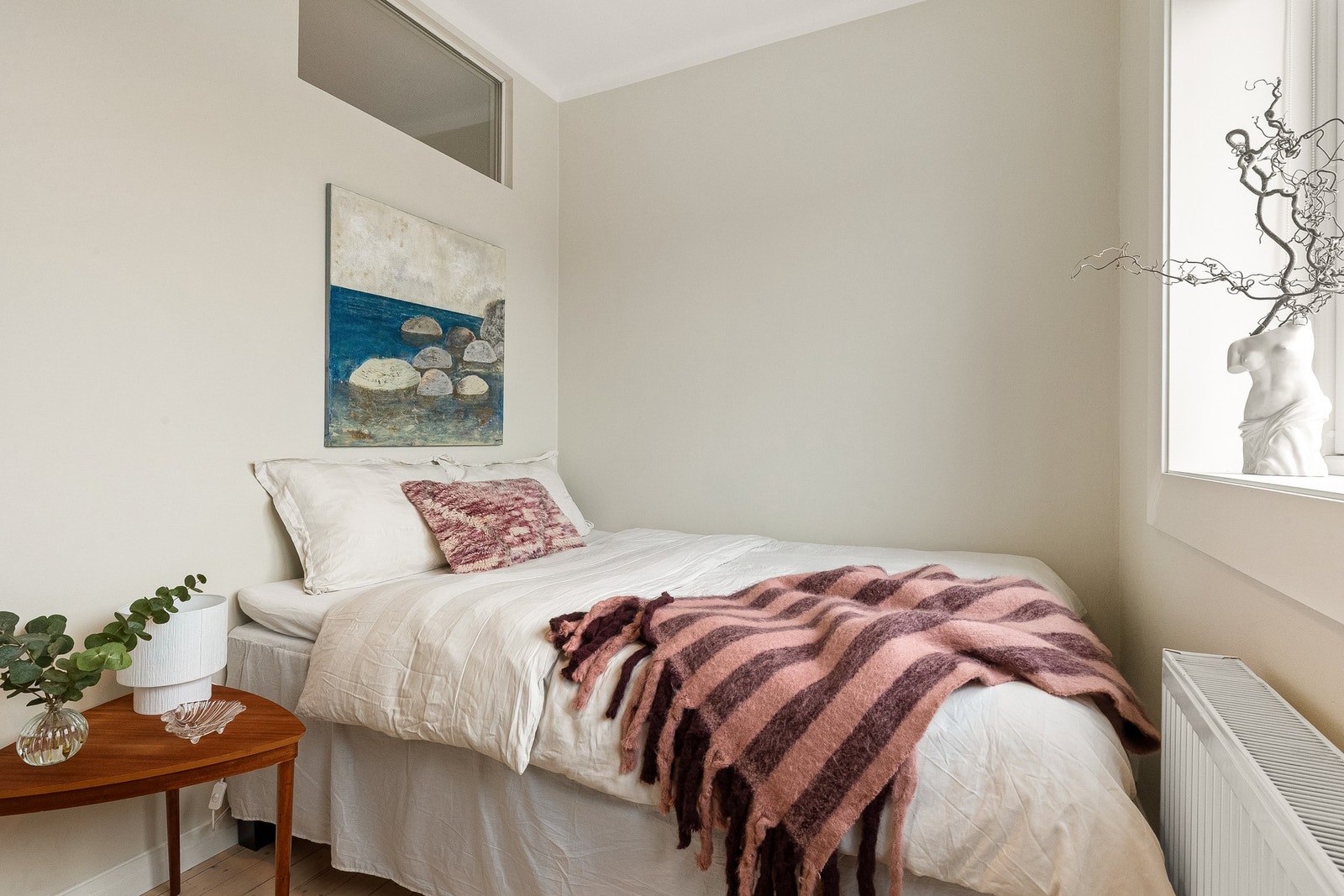 Dette er et svært fleksibelt rom - velegnet som barnerom, gjesterom, kombinert gjeste-/kontorrom eller som ekstra soverom for dem som kjøper sammen. Galleribilde