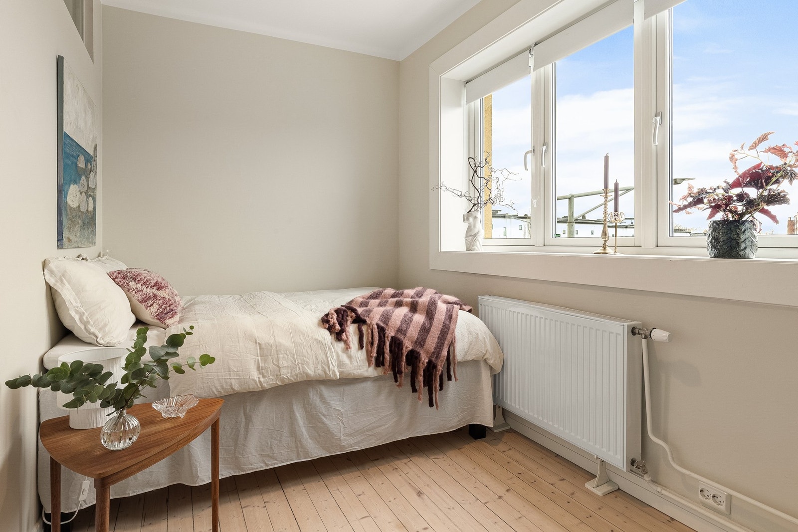 Boligens andre soverom er romslig, med god plass til seng, garderobe og kontorpult. Galleribilde