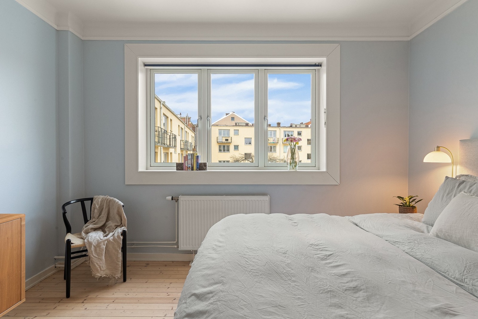 Rommet har store vindusflater og ligger vendt mot stille gårdsrom. Galleribilde