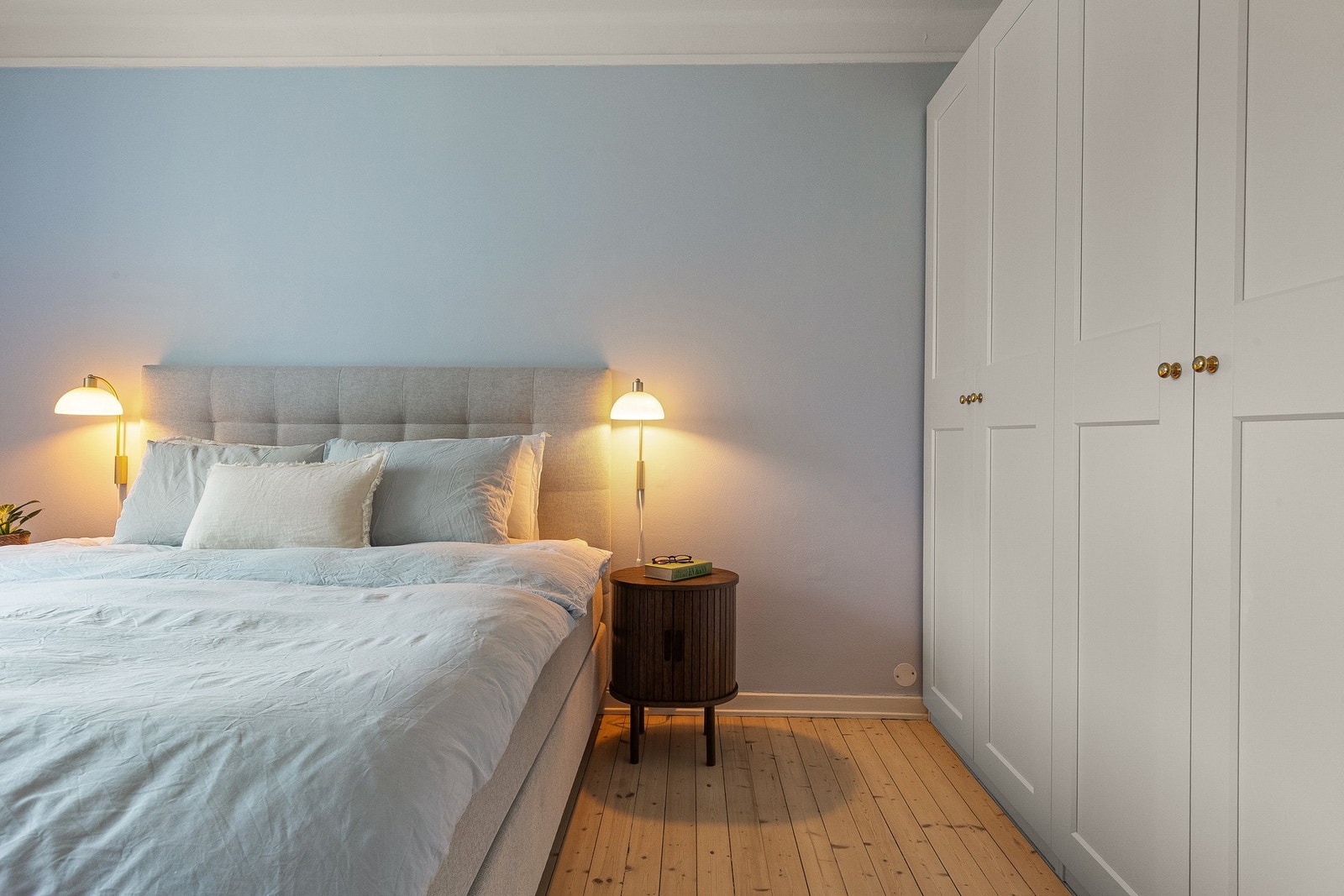 Luftig hovedsoverom med god plass til bred dobbeltseng, nattbord, kontorpult, kommoder og store garderobeskap. Galleribilde