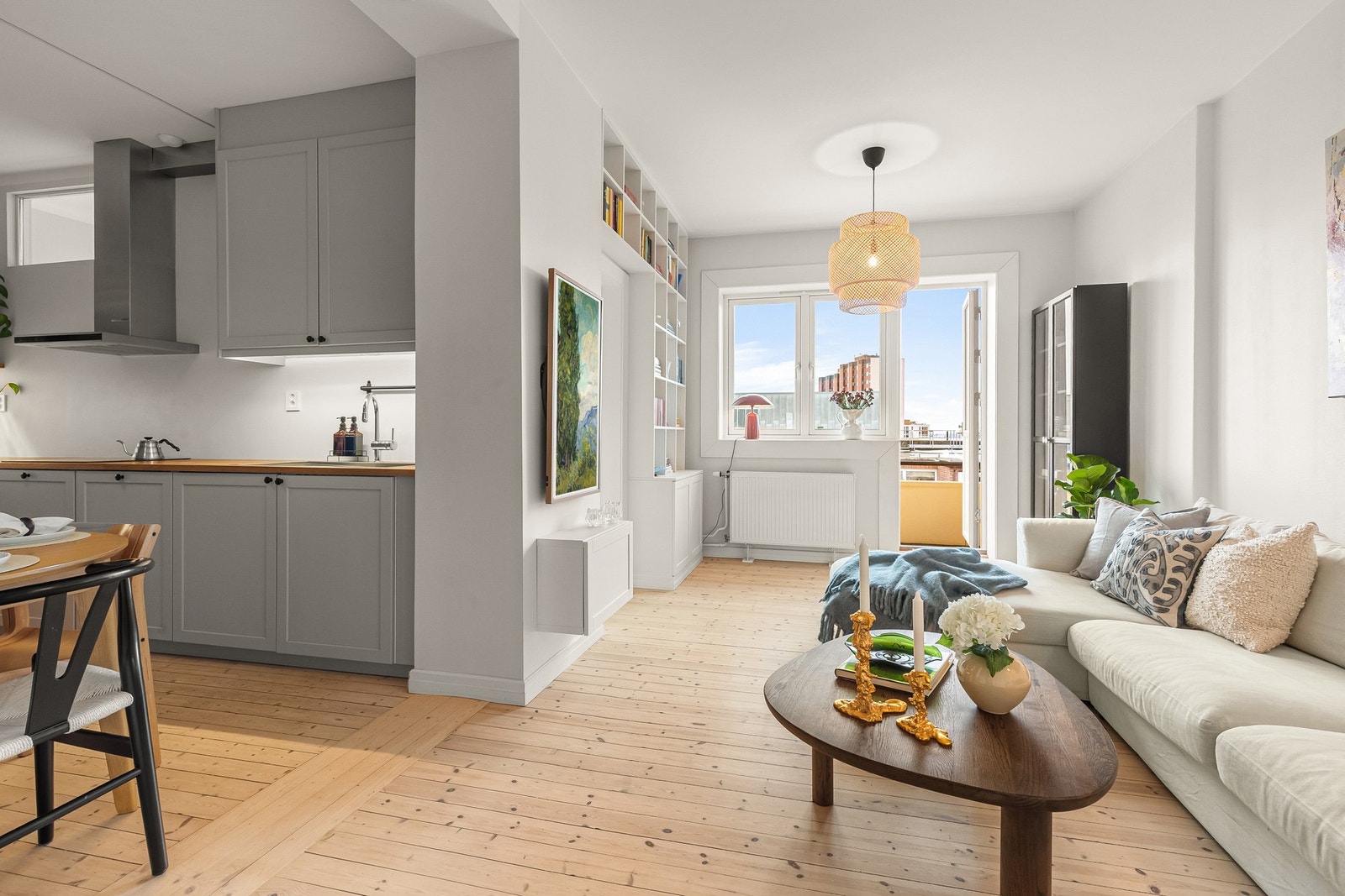 innredningen har helintegrerte hvitevarer som stekeovn, induksjonstopp, kjøleskap, fryser, oppvaskmaskin og vaskemaskin/tørketrommel (kombimaskin). Galleribilde