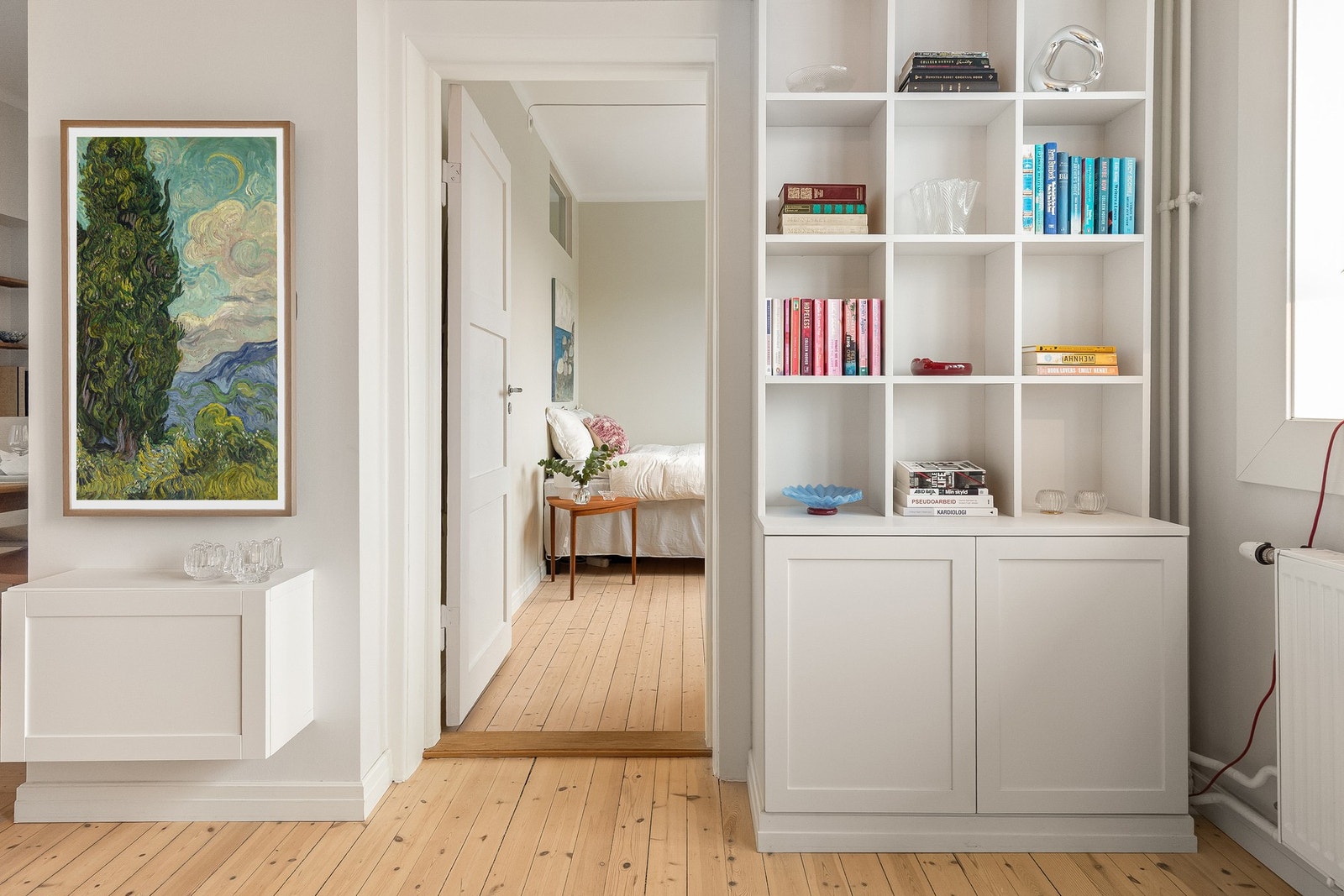 Stuen er også utsmykket med en plassbygd bokhylle- og skapløsning som er perfekt både for dekorering og oppbevaring Galleribilde