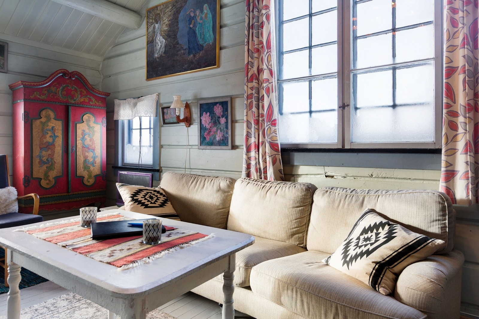 Veggene har gjennomgående laftet tømmer og trepanel. I stua er det rausta himling med synlige rundstokker, med store vindusflater som slipper inn godt med lys. Galleribilde