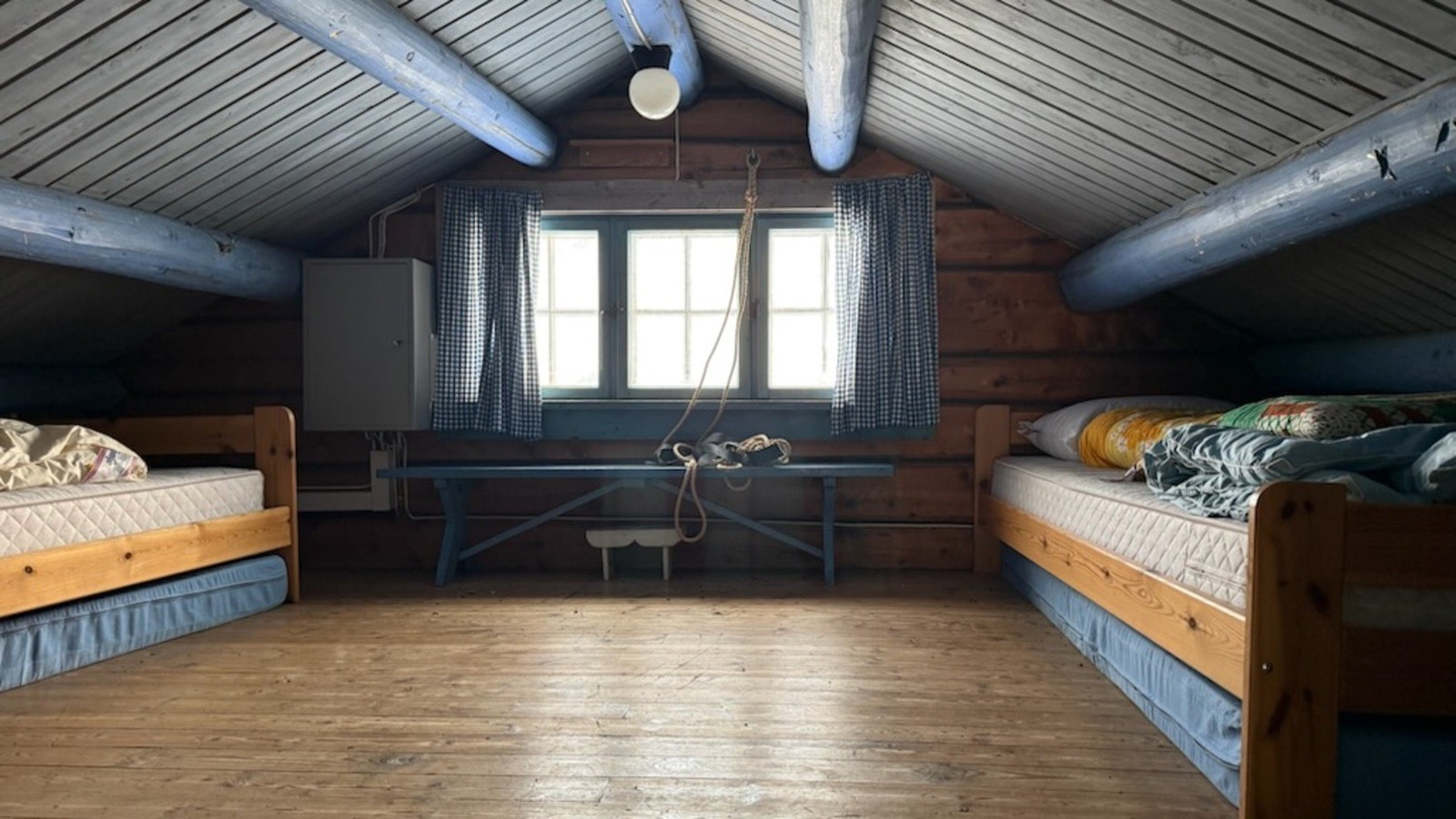 Fra stuen er det trapp opp til hems som er innredet med senger. På grunn av lav takhøyde og ikke godkjent rømingvei, tilfredsstiller ikke rommet kravet til varig opphold. Galleribilde