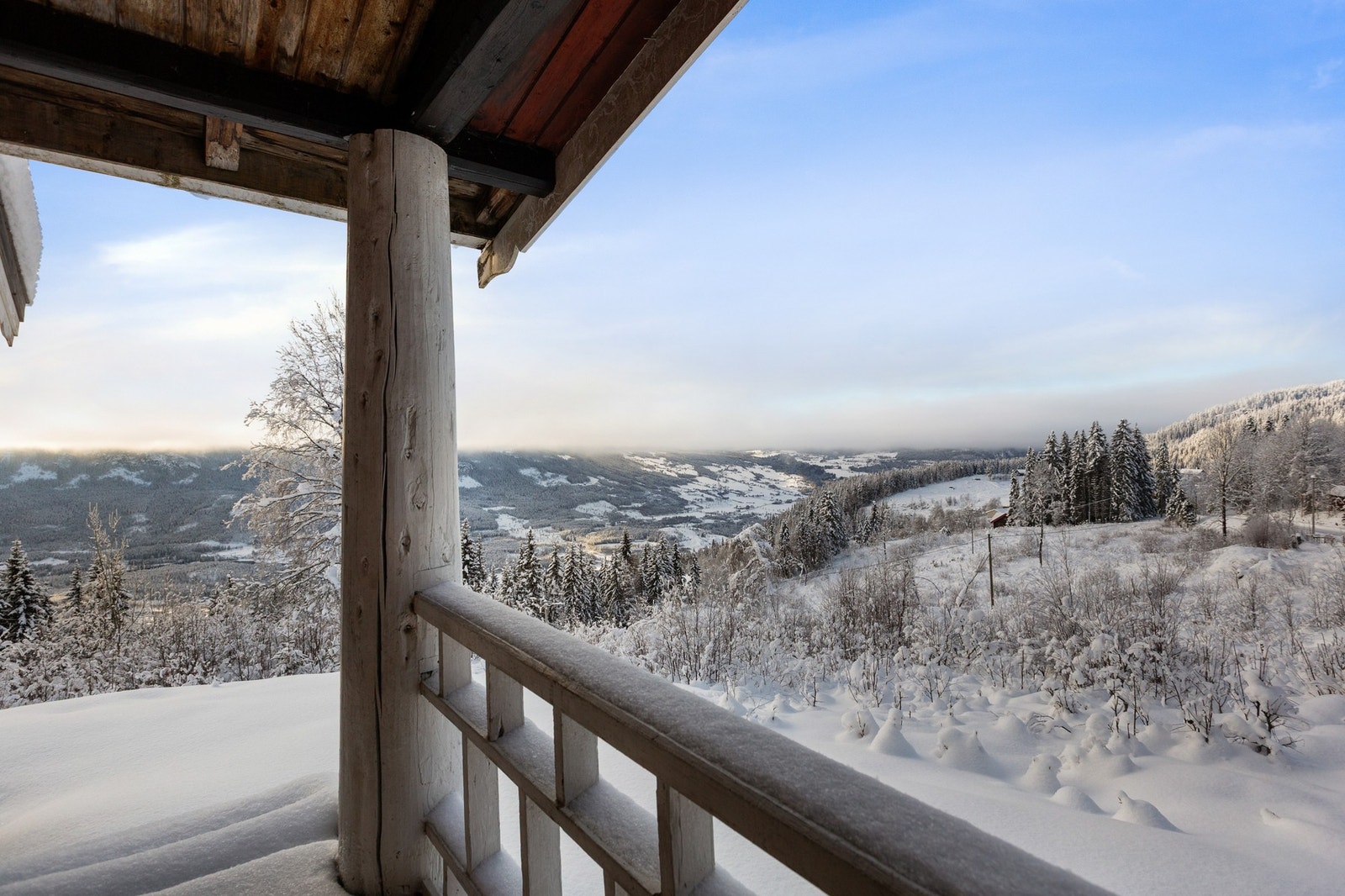 Overbygd terrasse på østsiden av hytta. Galleribilde