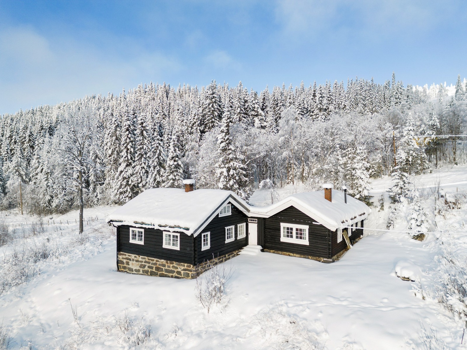 Eiendommen har sentral beliggenhet i Aurdal, på veg opp mot populære Aurdalsåsen. Galleribilde