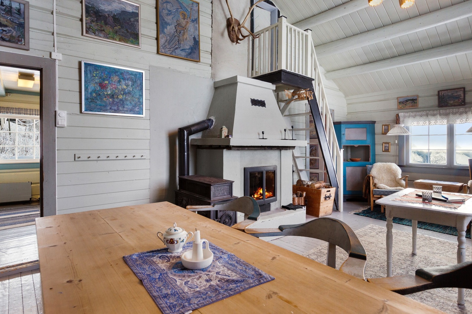 Stuen ligger i naturlig tilknytning til kjøkkenet. Galleribilde