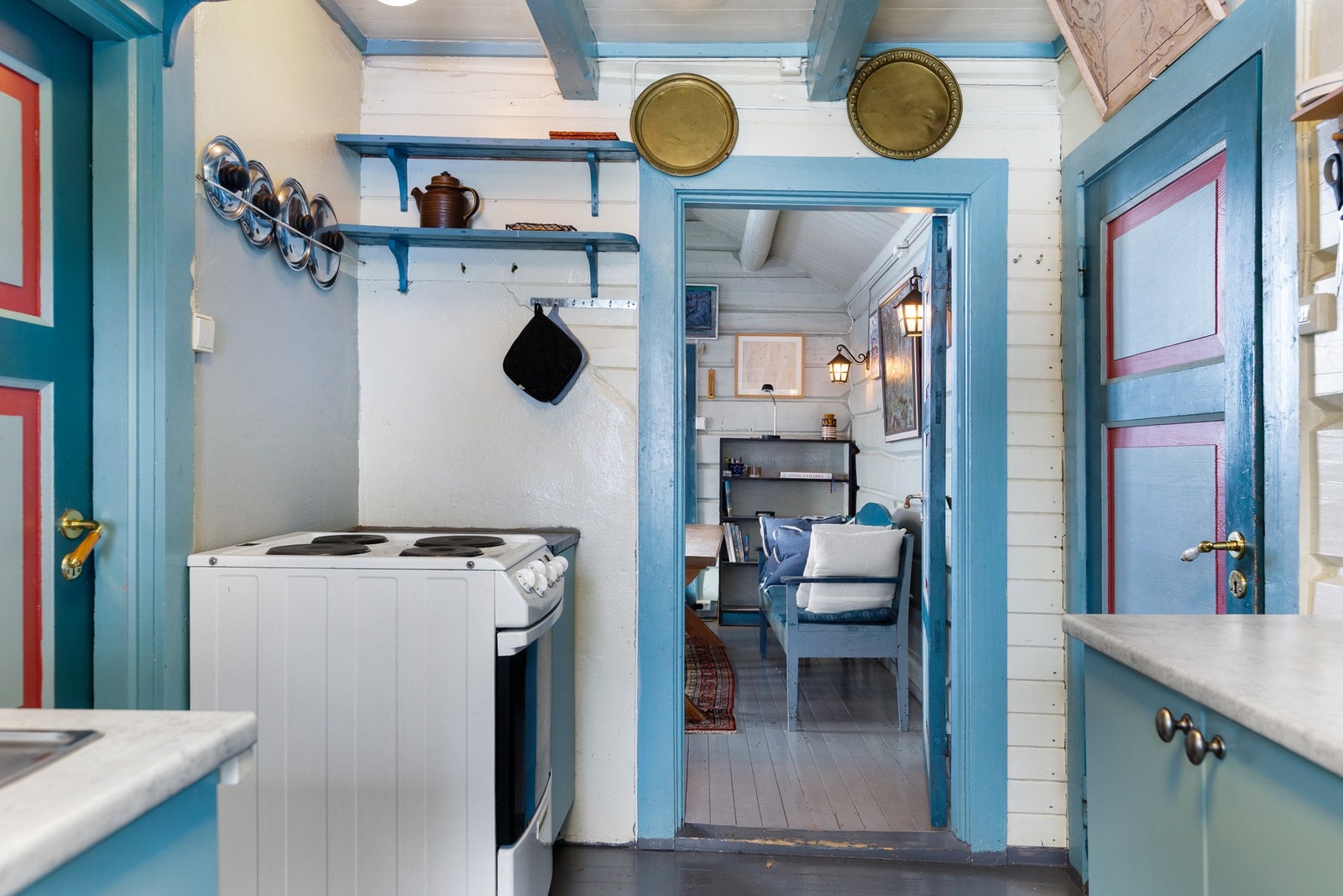 Kjøkken er modernisert etter byggeår. Her er det godt med oppbevaringsplass i over- og underskap, og benkeplass som gir plass til matlaging. Galleribilde