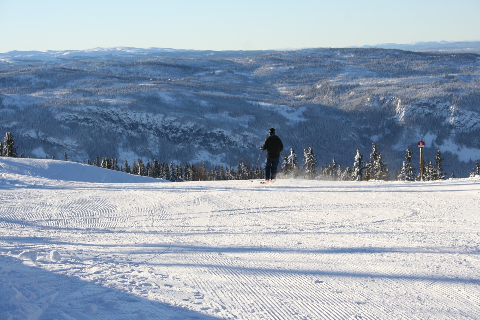 Aurdalåsen ligger vakkert til med flott utsikt over fjellheimen og kort vei til både natur- og servicetilbud. Området er kjent for sin kombinasjon av lett tilgjengelighet og ekte fjellfølelse - her har du alt du trenger for å nyte hyttelivet året rundt. Galleribilde