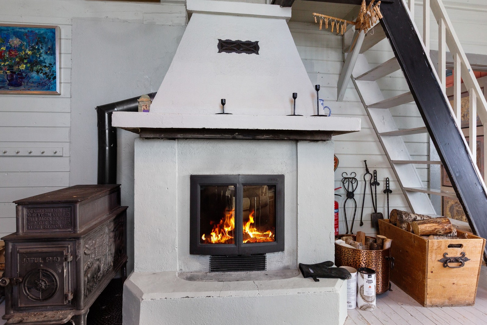 Her er det mursteinspiper fra byggeår med nye røykrør fra 2023. Det er tilkoblet vedovner, nyere peis med innsats, som er god å ha på kalde vinterdager. Galleribilde