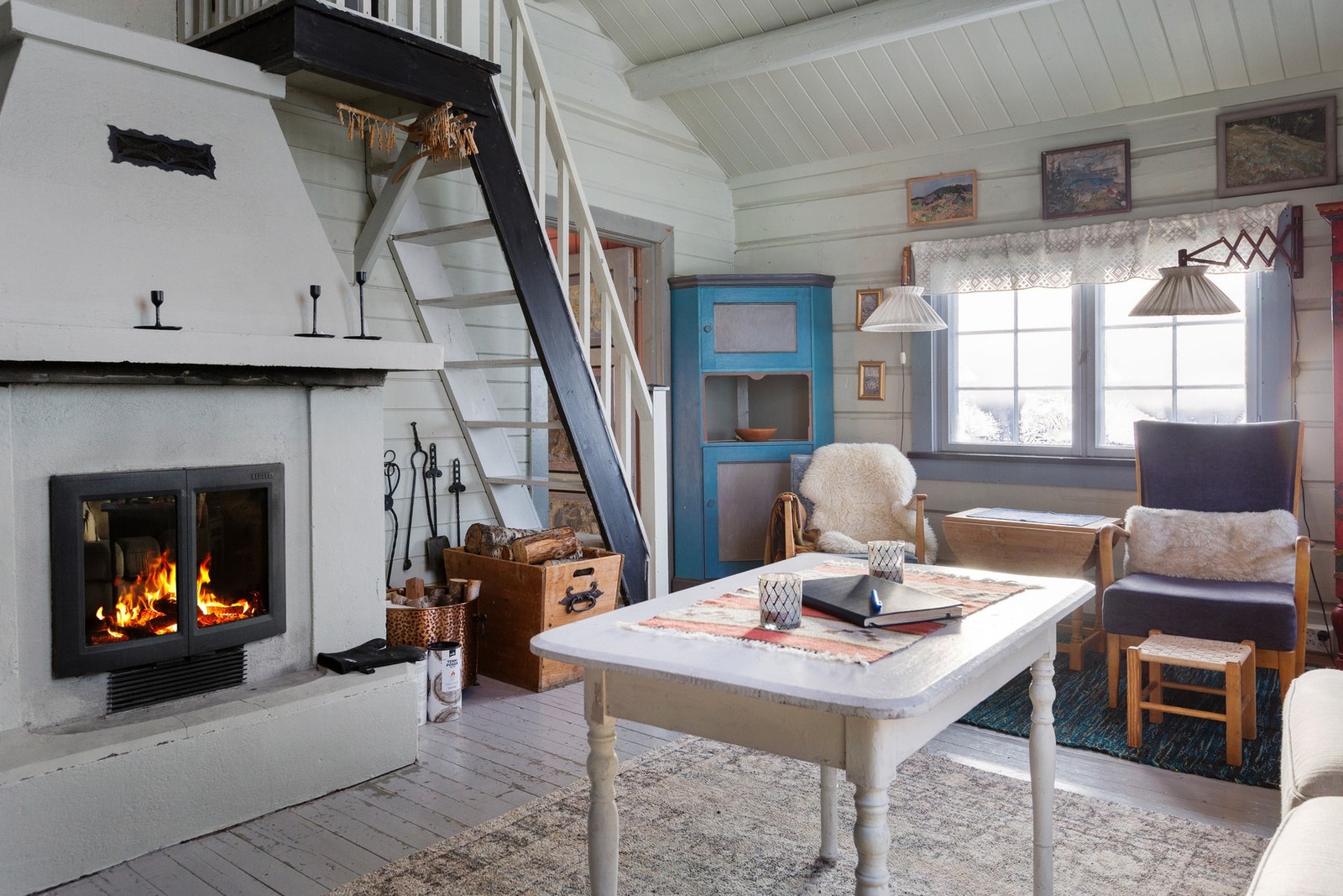 Fra stuen er det trapp opp til hemsen. Galleribilde