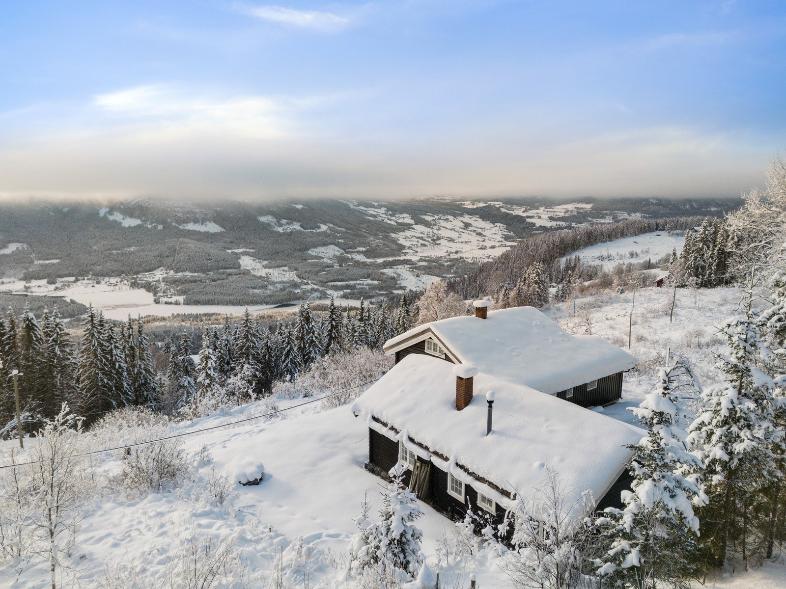Med åpen og fri beliggenhet, har man vid utsikt utover dalføret, og gode solforhold hele dagen! Galleribilde
