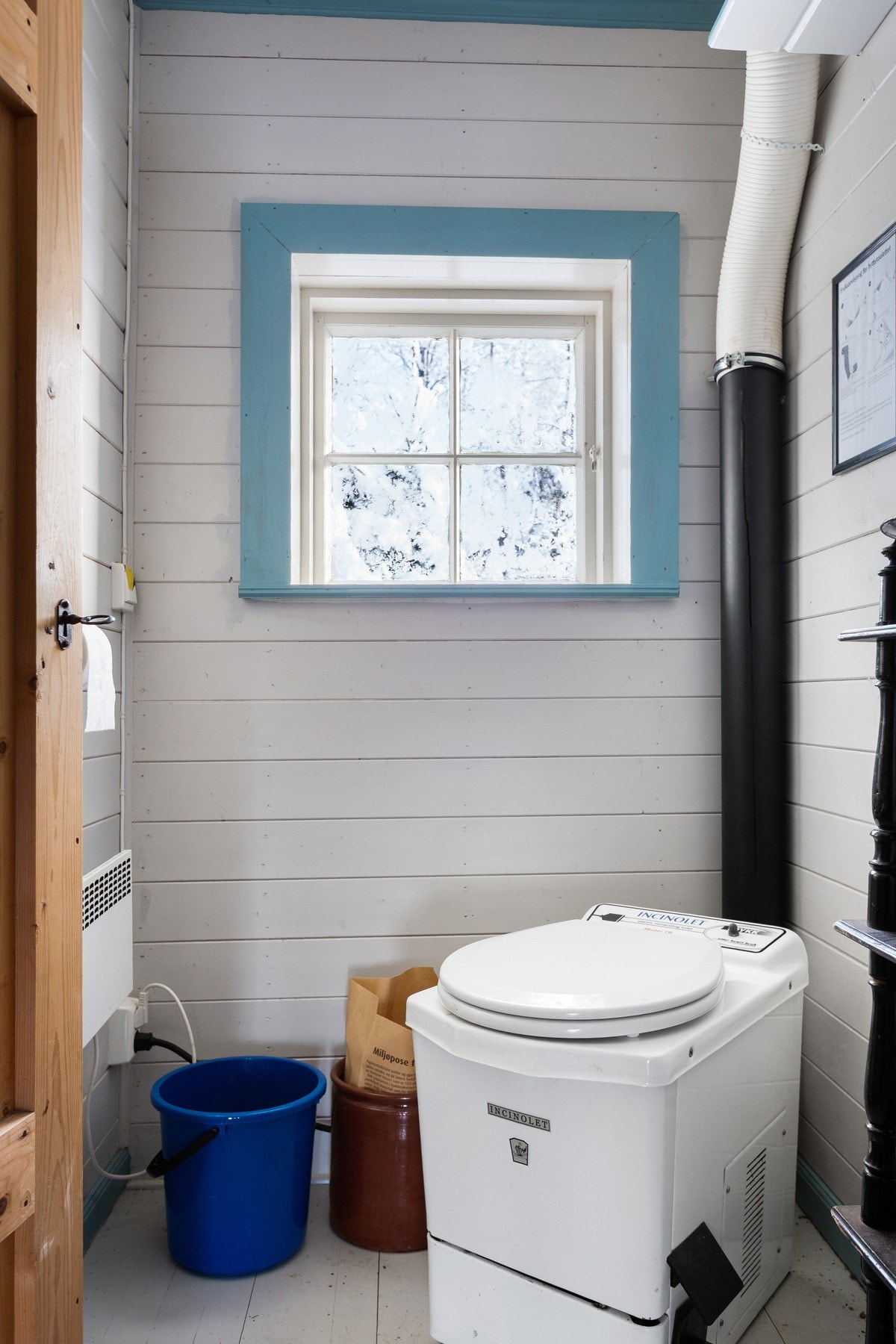 Toalettrom med forbrenningstoalett. Galleribilde