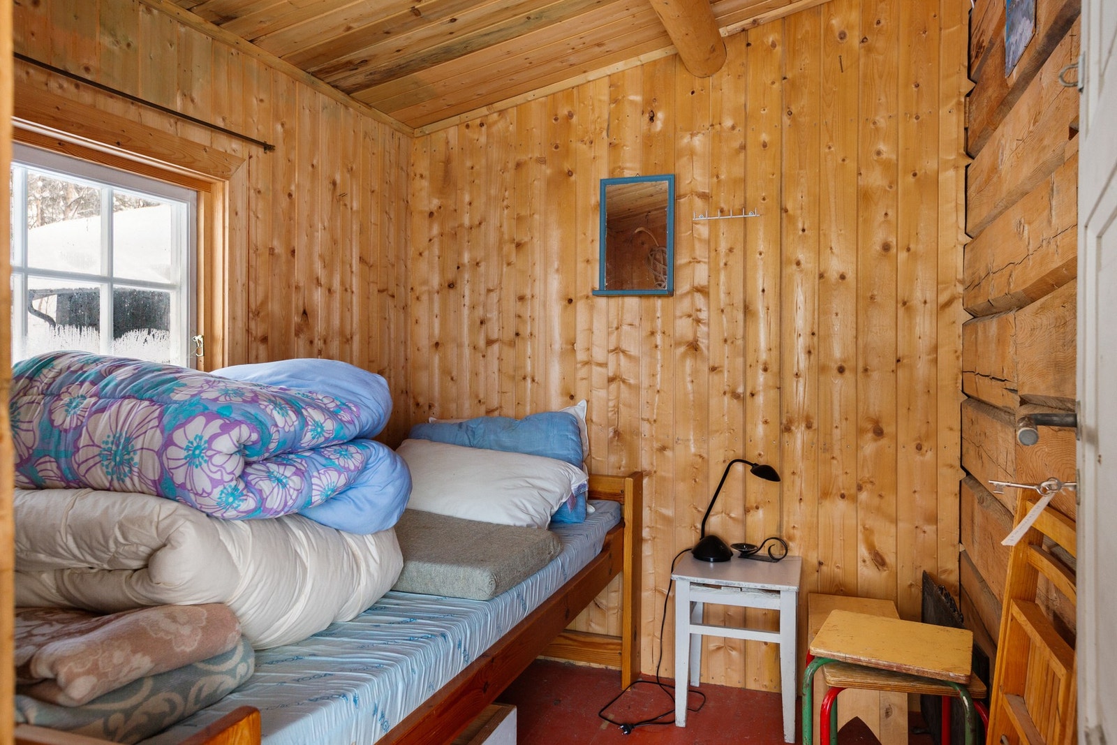 Rom med adkomst fra overbygd terrasse, innredet med seng. Galleribilde