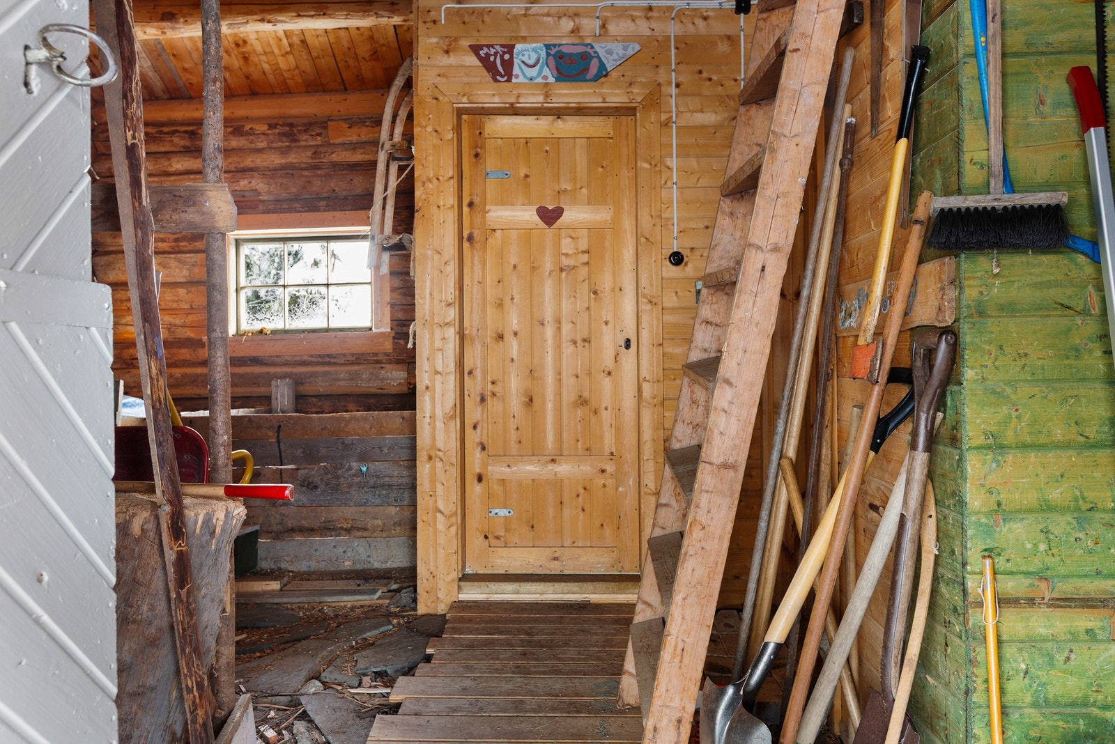 Fritidsboligen har flere bodrom med plass til oppbevaring av bl.a. ved og redskaper. Galleribilde
