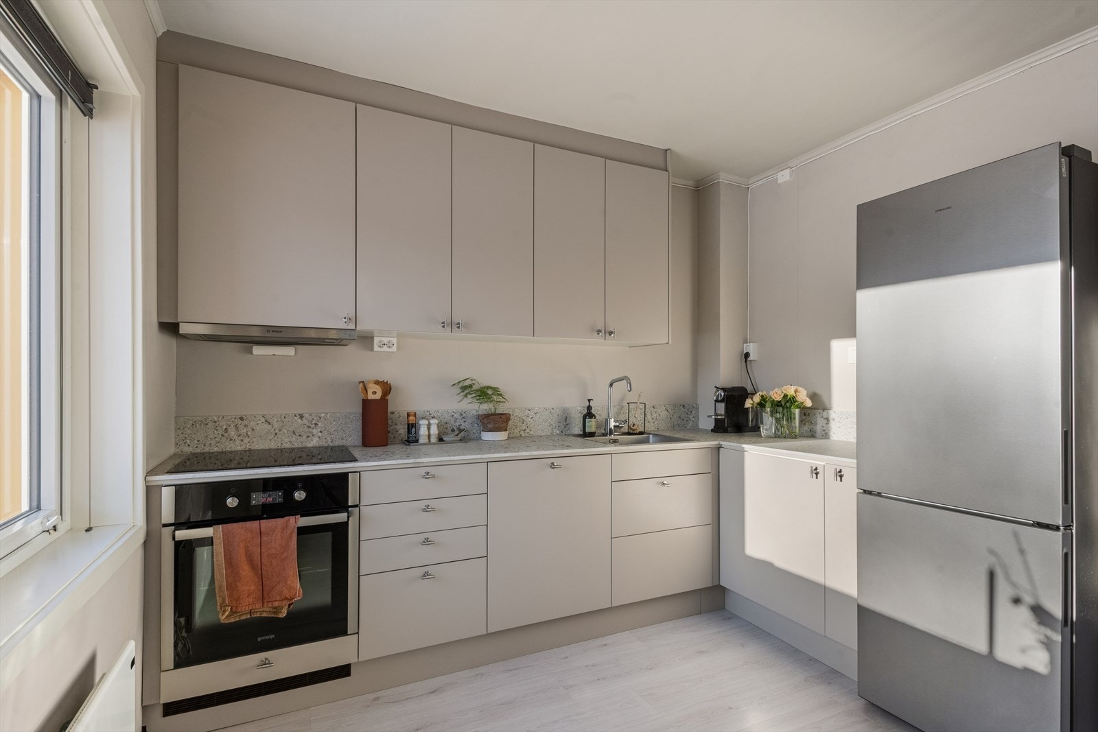 Kjøkkenet er ellers utstyrt med frittstående kjøleskap, oppvaskmaskin, stekeovn, platetopp og kjøkkenventilator med kullfilter. Galleribilde