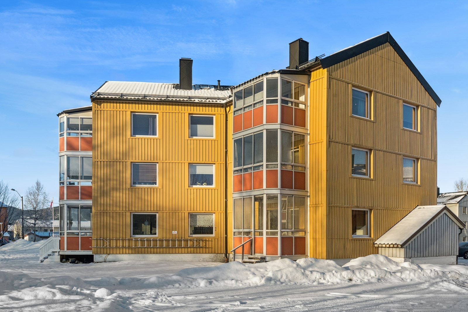 Leiligheten er del av Stjernebygg borettslag bestående av 162 leiligheter. Leiligheten som er for salg ligger praktisk til i byggets første etasje. Galleribilde