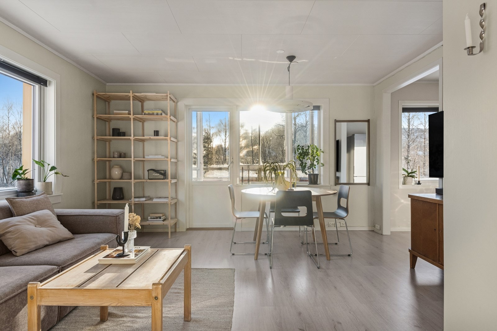 Stuen er lys og innbydende med store vindusflater som gir rikelig med naturlig lys og er med på å skape en god romfølelse. Her har man god plass til å møblere med både sofa- og spisegruppe. Galleribilde