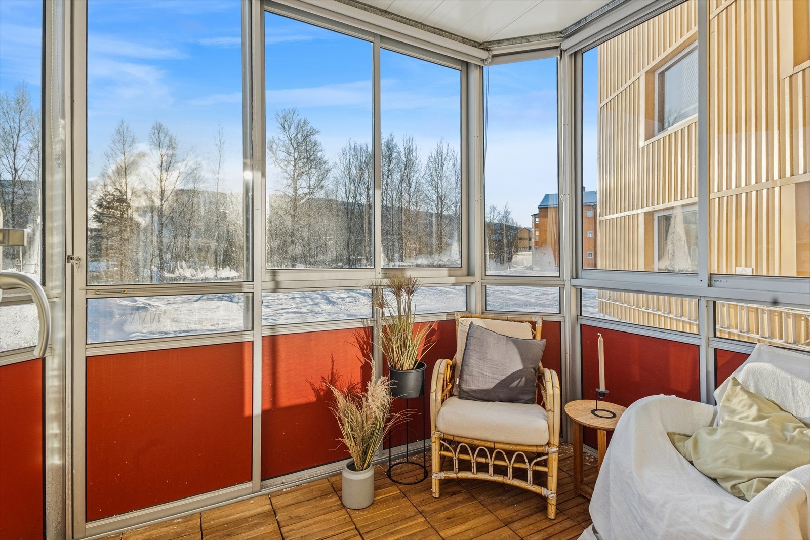 Balkongen er på 7 kvm og innglasset. Et kjekt uteområde som er en fin forlengelse av stuen. Galleribilde