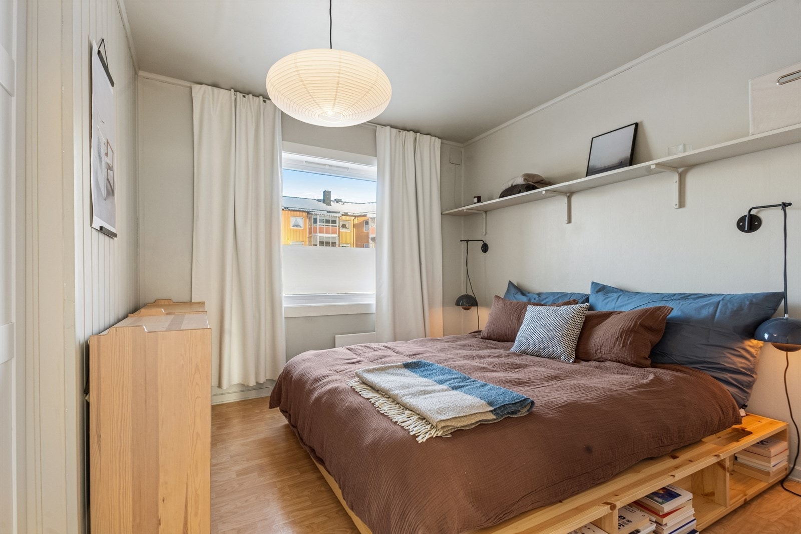 Soverommet er romslig, er utstyrt med garderobe og har ellers god plass til dobbeltseng og tilhørende møblement. Galleribilde