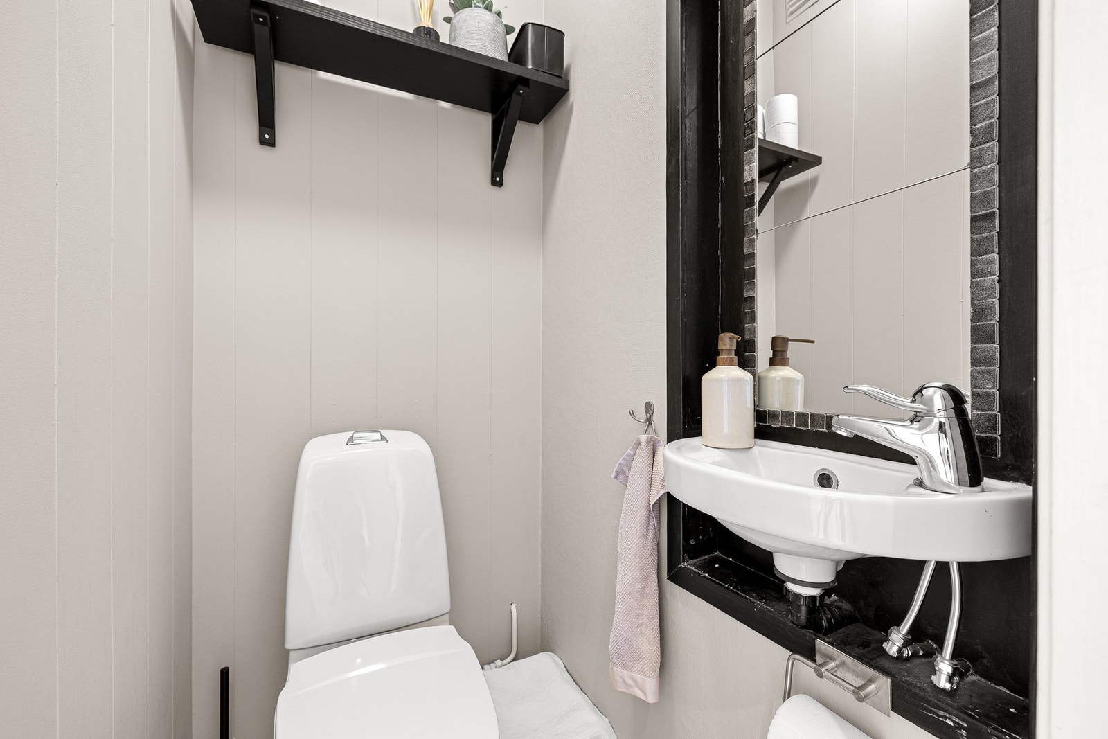 Eget rom på WC som frigjør plass på badet. Galleribilde