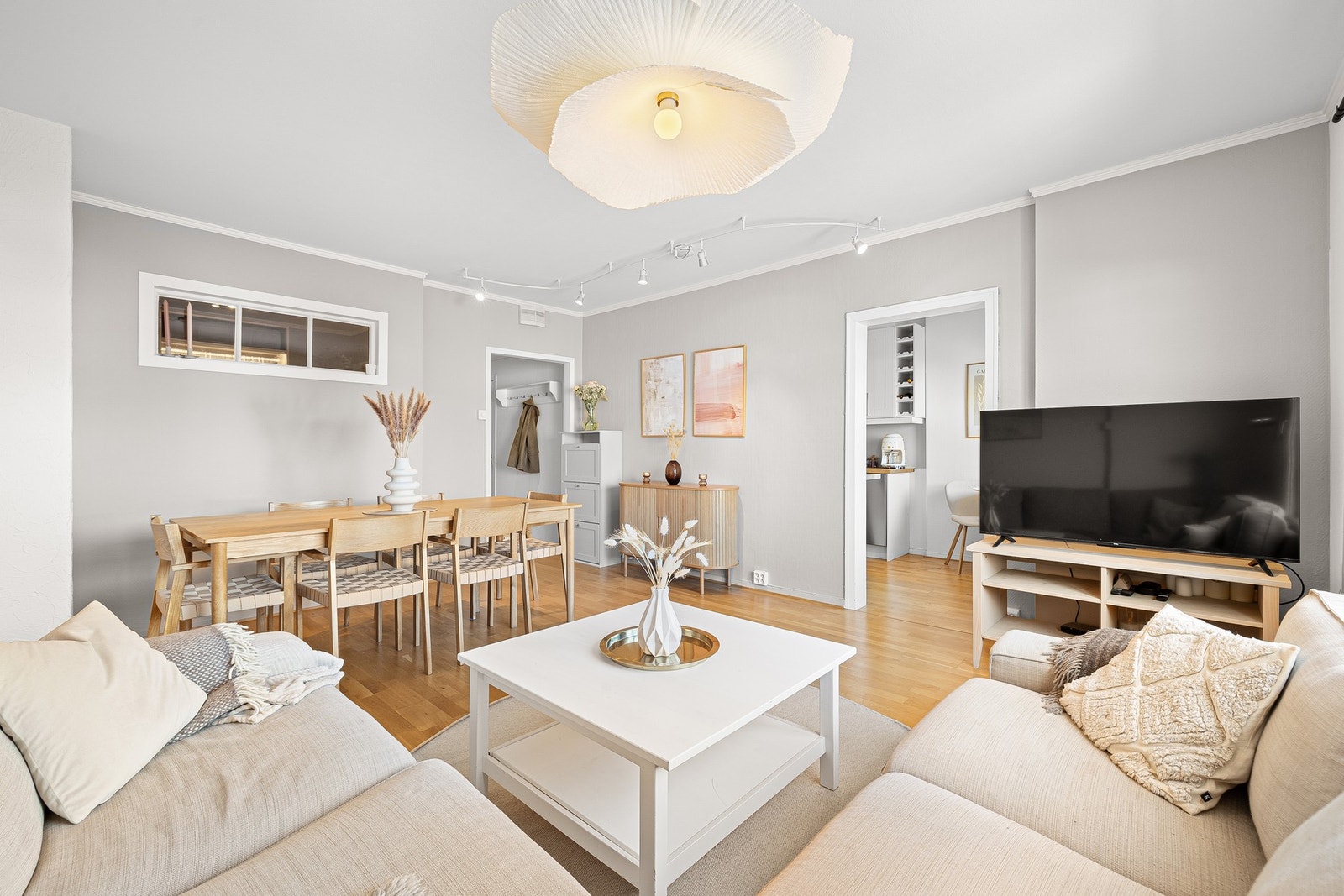 Stuen er på 20 kvm med god plass til spiseseksjon. Galleribilde