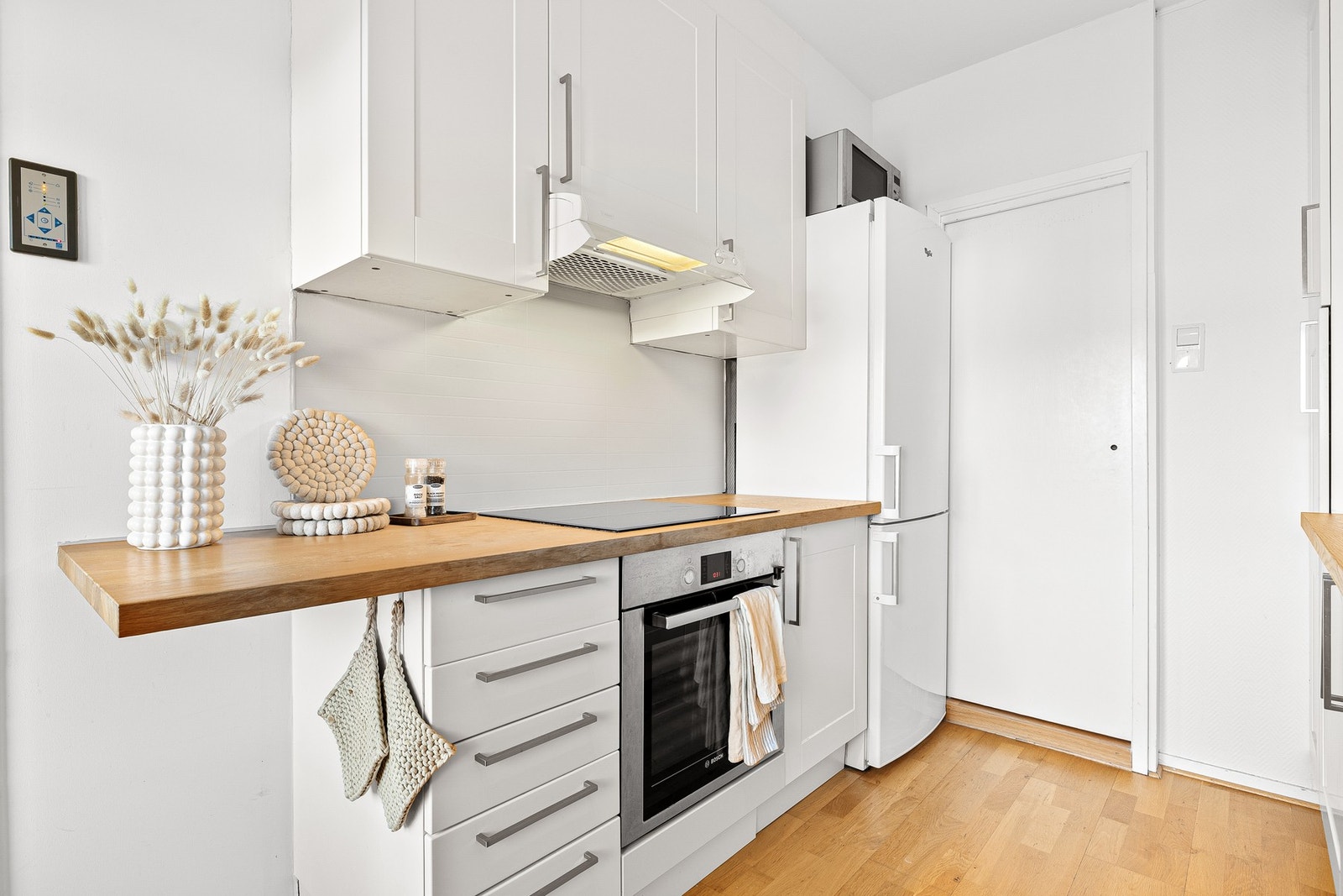 Pent og romslig kjøkken med god skap- og benkplass. Galleribilde