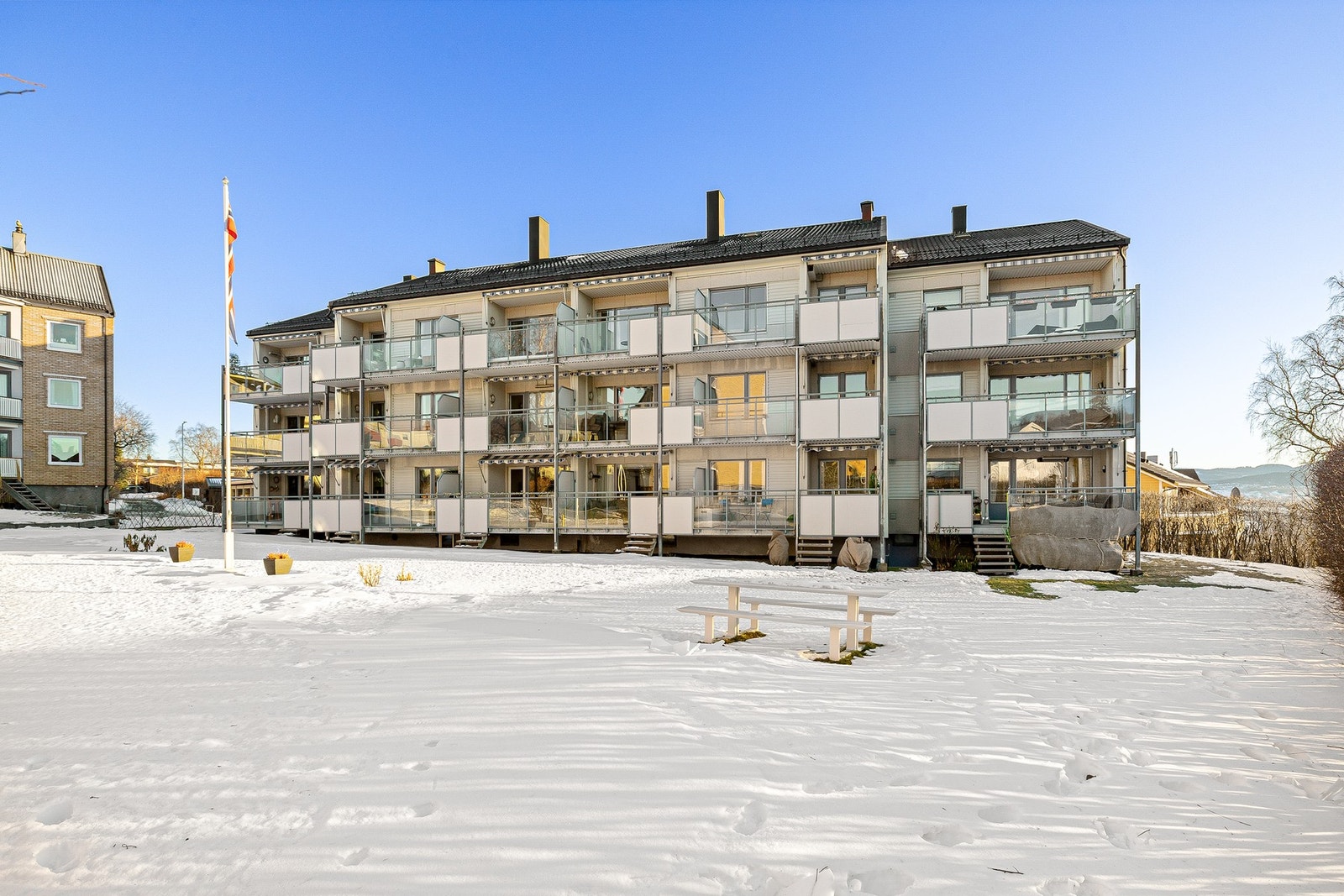 Renovert borettslag med blant annet ny kledning, vinduer og tak. Galleribilde