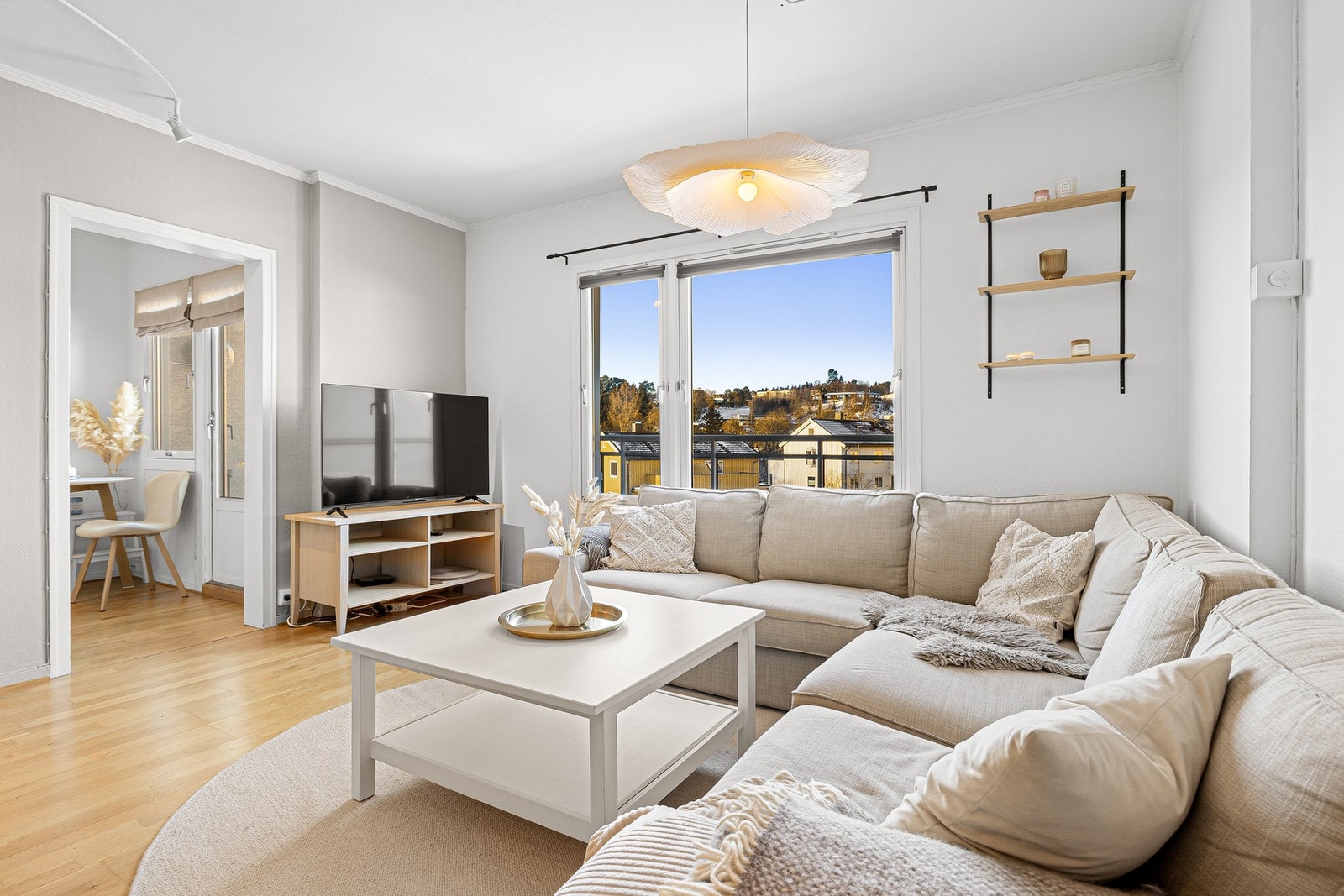 Lun og flott stue med god plass til sofahjørne. Galleribilde