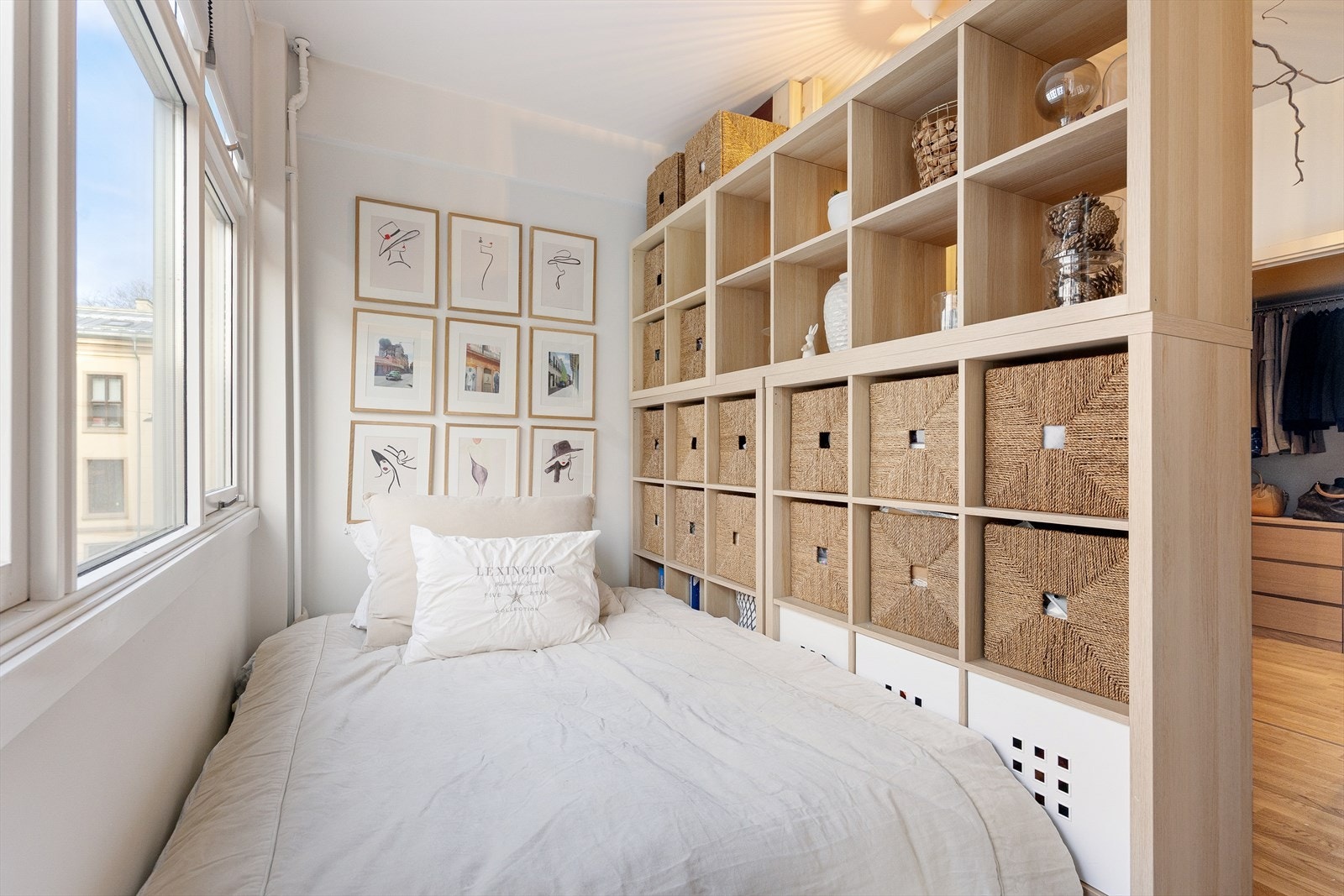 Soverommet er smart inndelt med en åpen hyllevegg som skaper en naturlig romdeling og gir gode oppbevaringsmuligheter, samtidig som romfølelsen bevares. Galleribilde