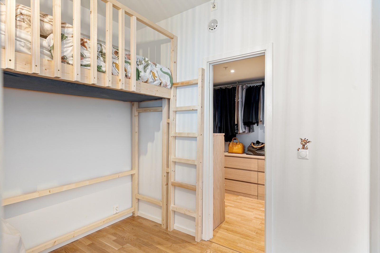 Fra soverommet er det direkte adkomst til en praktisk walk-in-garderobe. Galleribilde