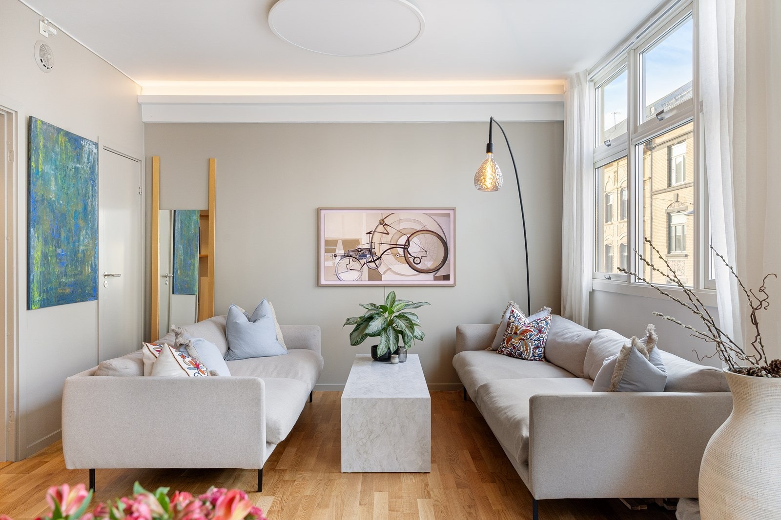 Et oppholdsrom som kombinerer god romfølelse med praktisk møblerbarhet. Galleribilde