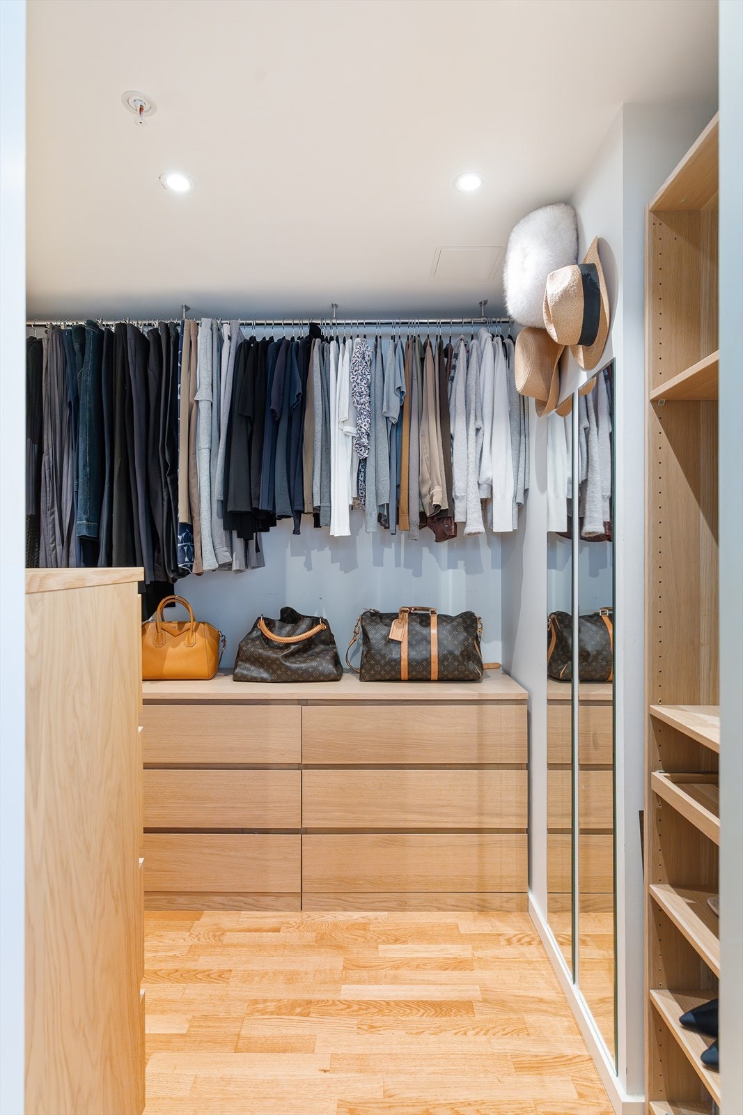 Praktisk walk-in-closet med downlights i himlingen og gode oppbevaringsmuligheter i form av hyller og hengeløsninger, som gir oversiktlig og effektiv organisering av klær og tilbehør. Galleribilde