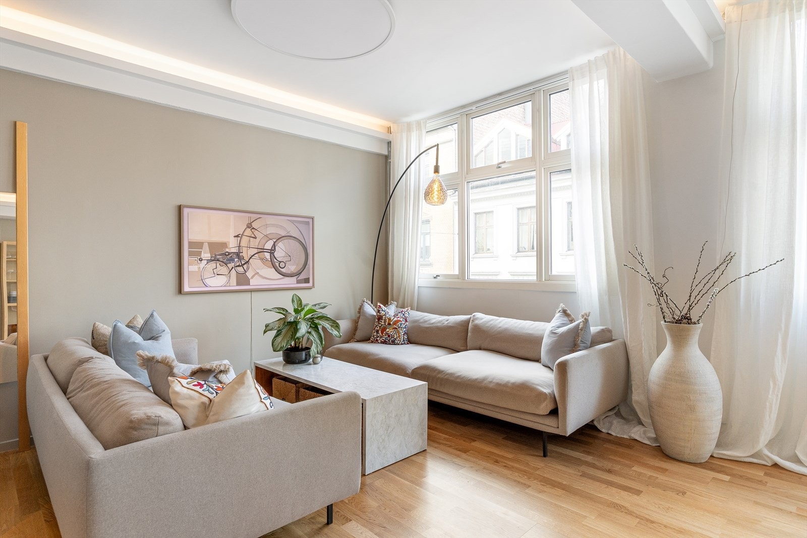 Gulvet er belagt med parkett lagt i 2022, og overflatene er malt i delikate, moderne fargetoner i 2024 - et godt utgangspunkt for å skape et personlig hjem. Galleribilde