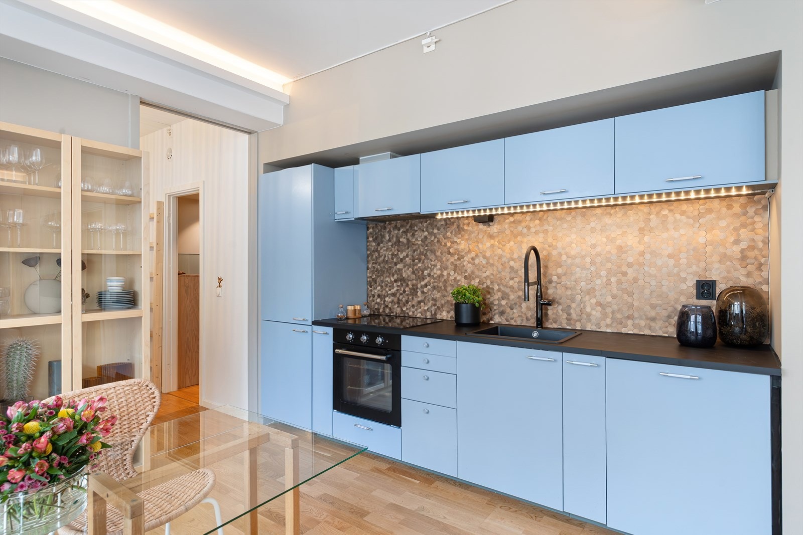 Kjøkkenet har en moderne og helhetlig utforming med slette fronter i en dempet blå tone som gir et rolig og tidløst uttrykk. Galleribilde