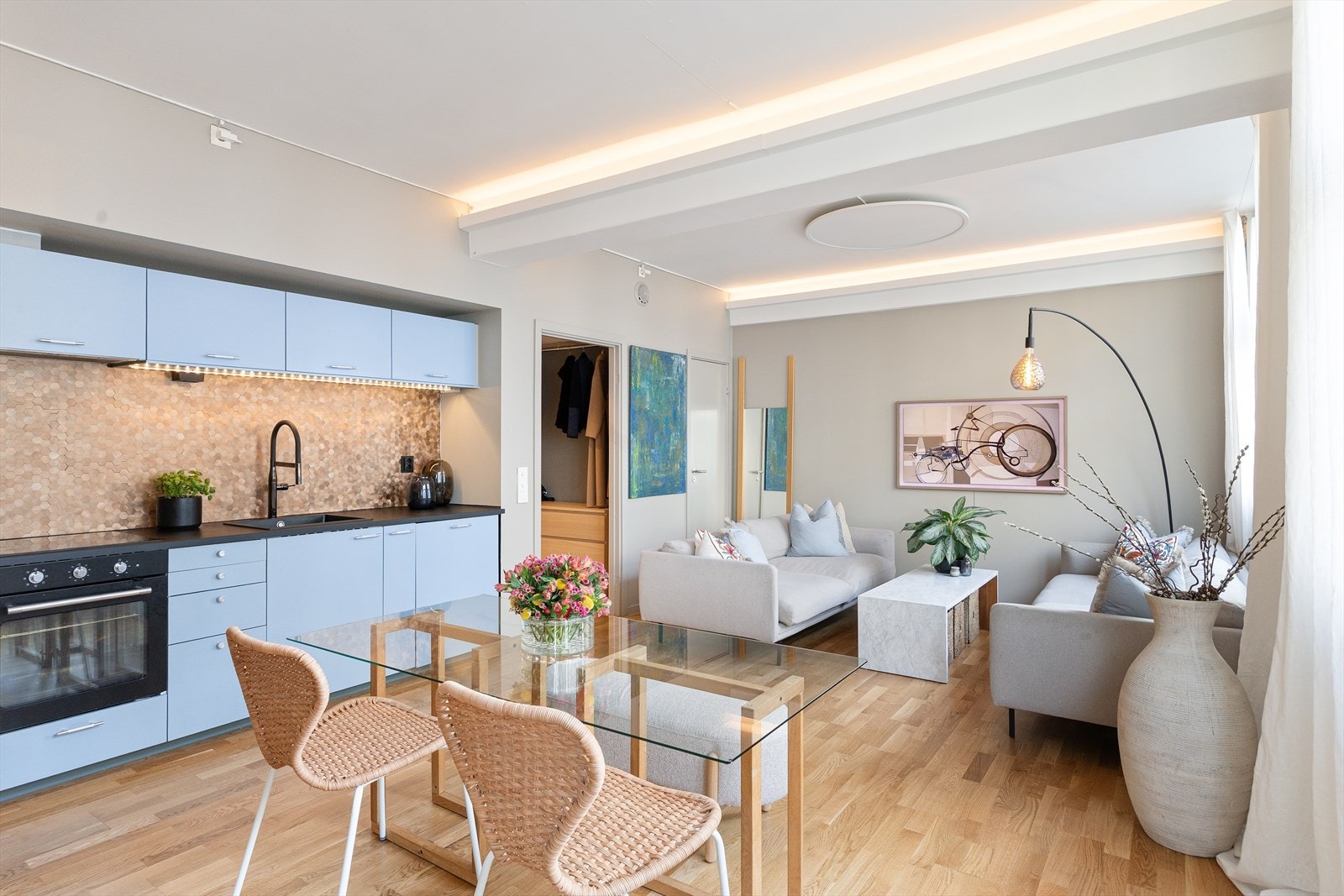 Lyse overflater kombinert med parkettgulv skaper et rolig og helhetlig uttrykk, mens integrert belysning i himlingen bidrar til en behagelig atmosfære også på kveldstid. Galleribilde