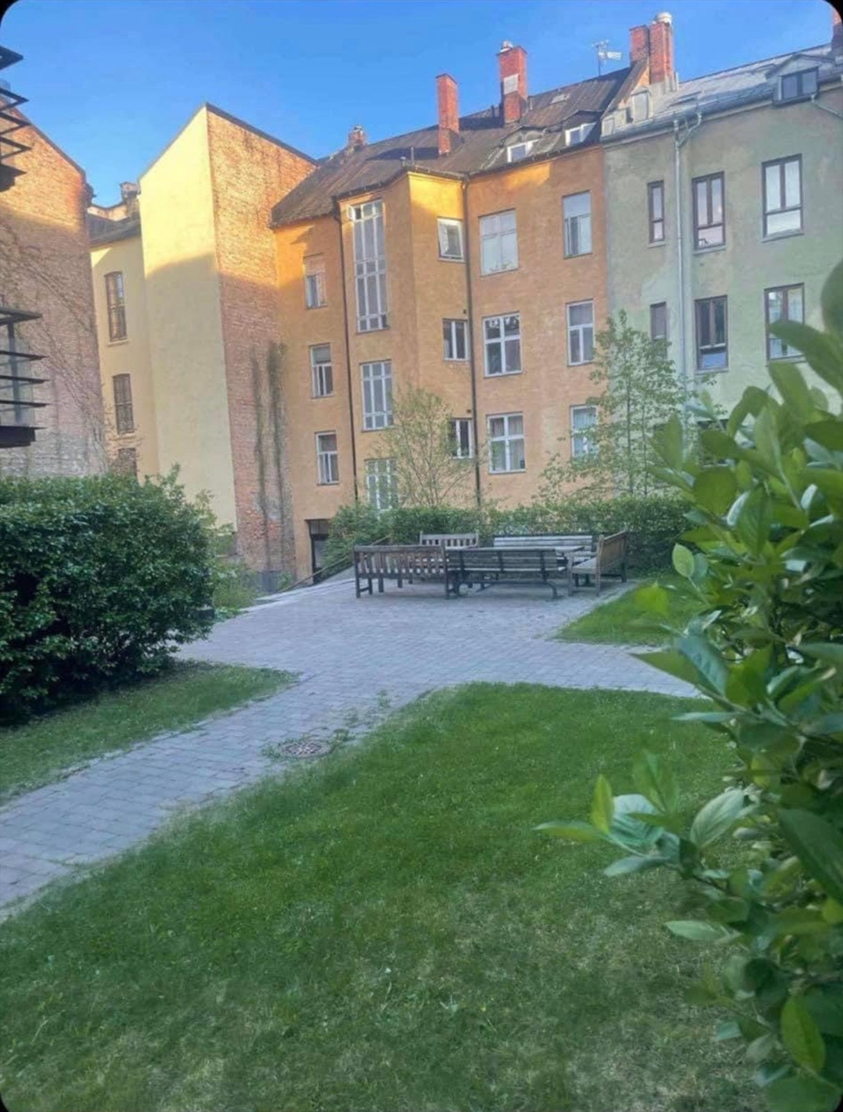 Selgers private bilder* Nydelig bakgård med flere sittegrupper, grillplass samt lekeområde med husker, sklie og sandkasse. Galleribilde
