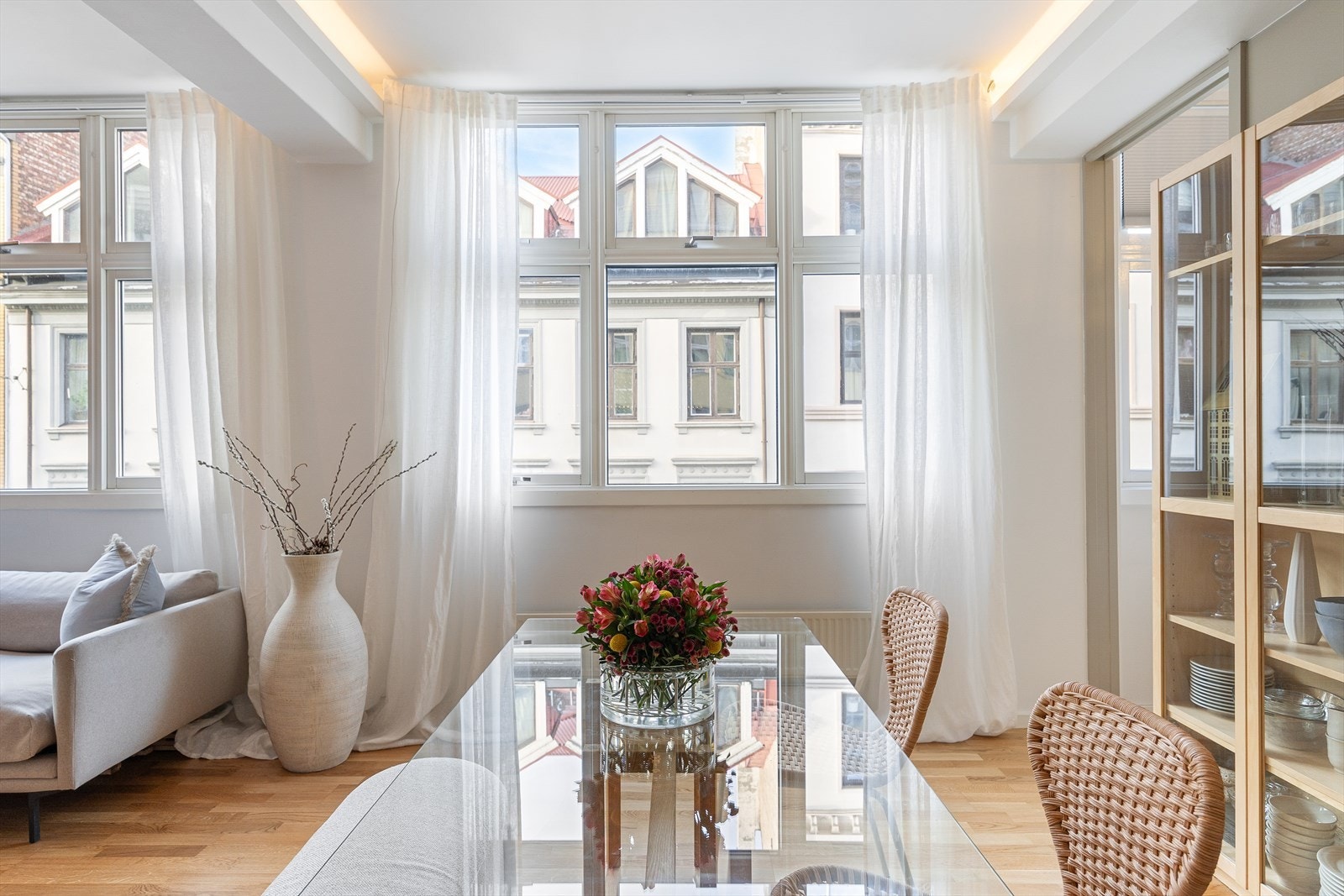 I stuen er det god plass til et spisebord med flere sitteplasser, godt egnet for både hverdagsmåltider og hyggelige sammenkomster med gjester. Galleribilde