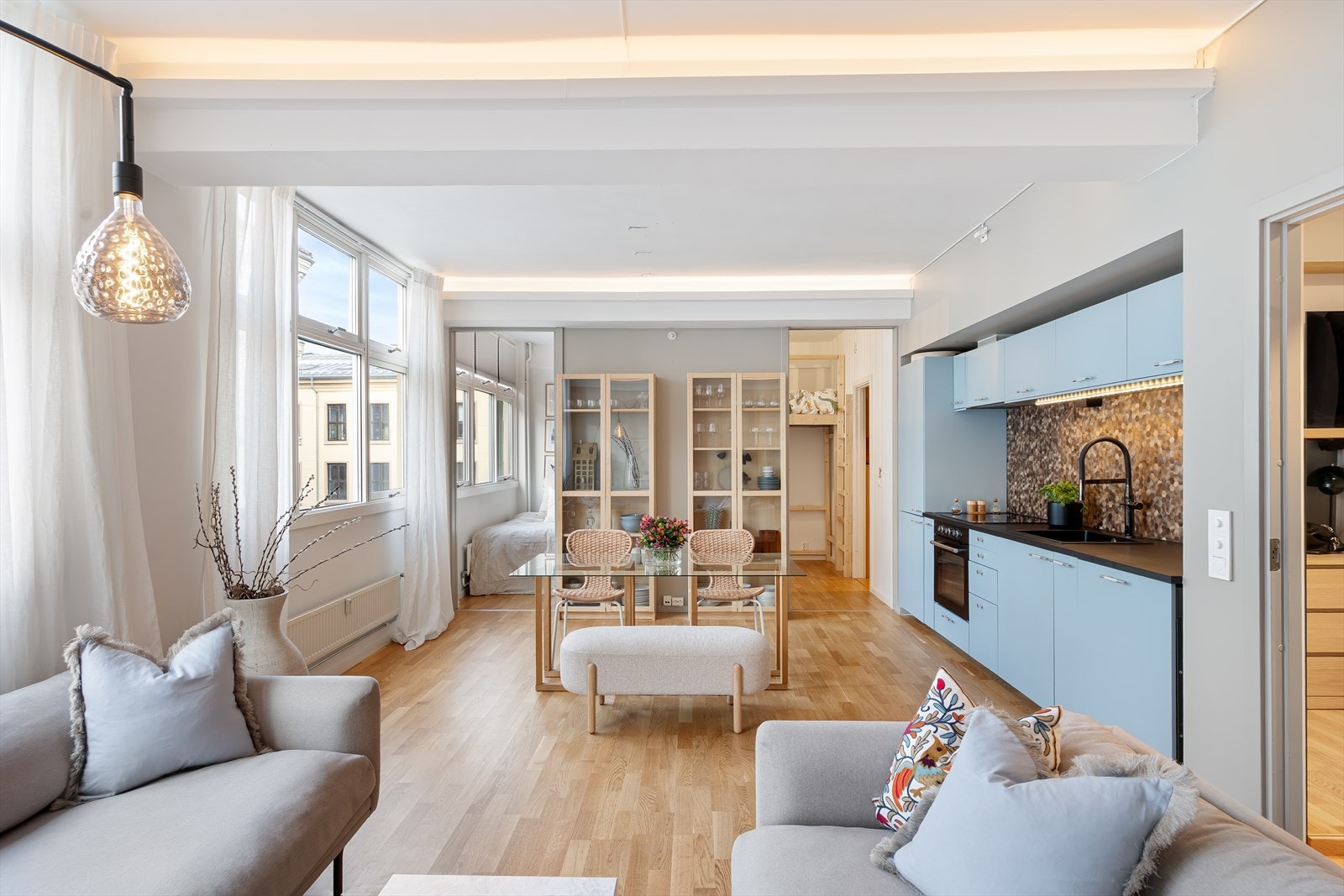 Den åpne løsningen mot kjøkkenet gir en sosial romfølelse og gode møbleringsmuligheter, med naturlige soner for både sofagruppe og spiseplass. Galleribilde