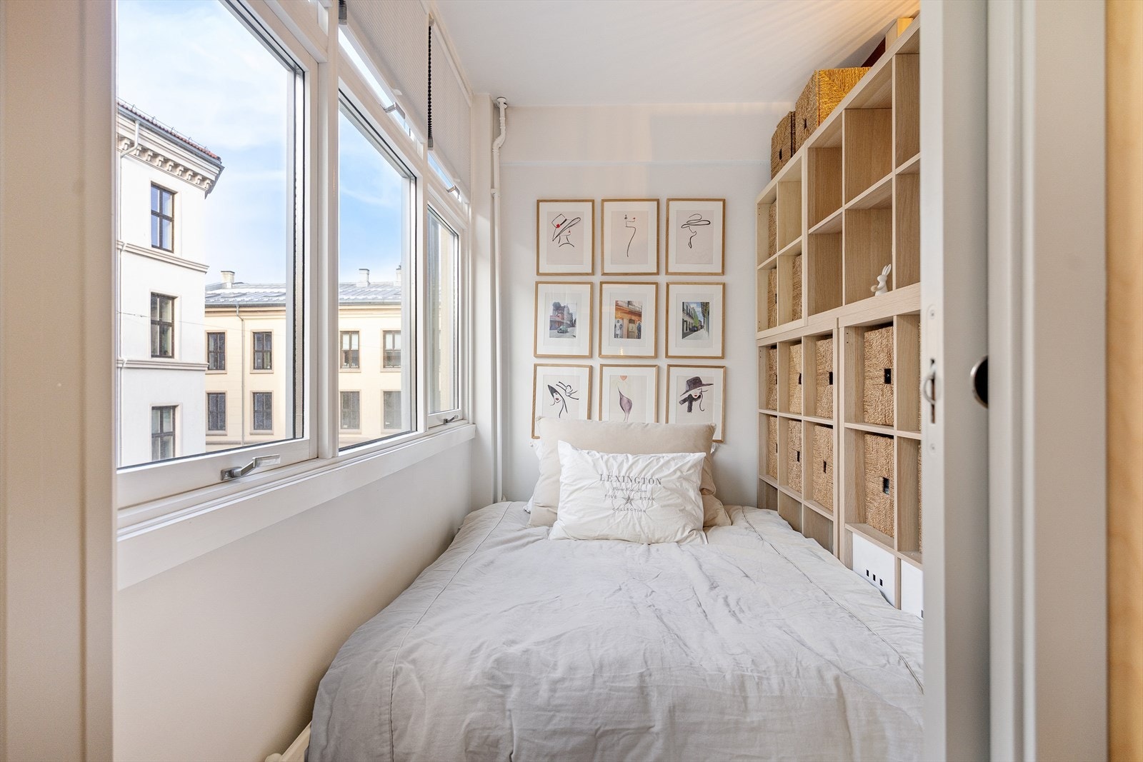 Soverommet er romslig med plass til dobbeltseng, nattbord og øvrig møblement. Galleribilde