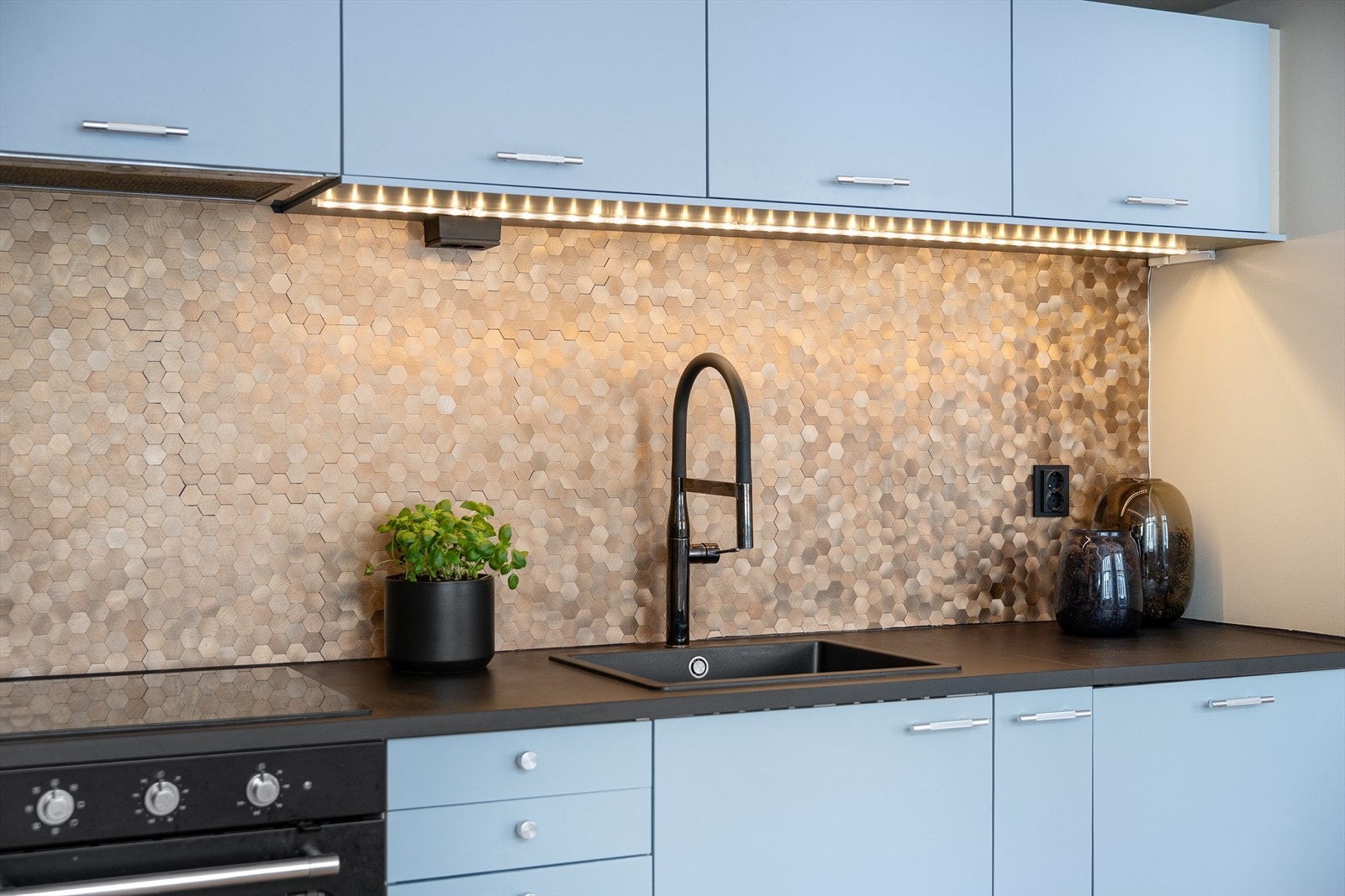 Integrerte hvitevarer bestående av stekeovn, kjøl/frys, platetopp og oppvaskmaskin. Galleribilde