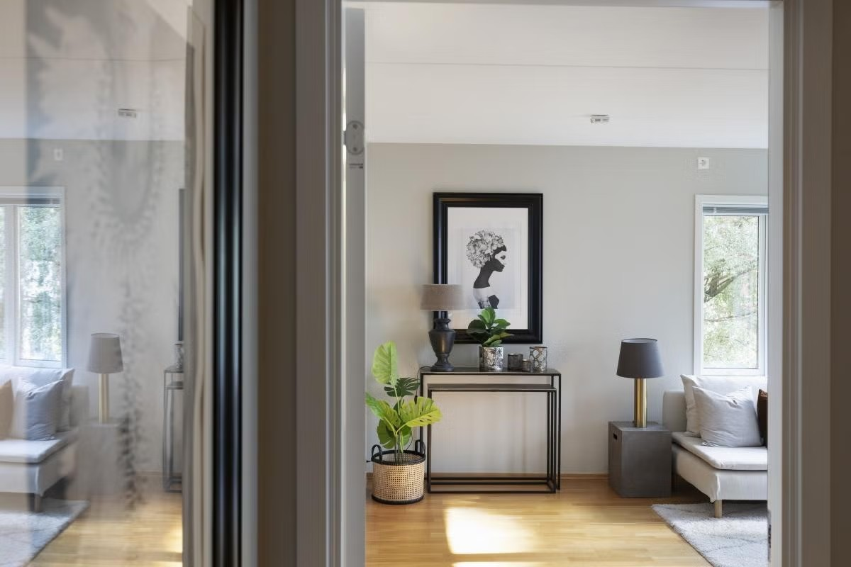 Tak og vegger i alle rom ble nymalt i 2020 i delikate og tidsriktige fargetoner, noe som gir leiligheten et helhetlig og velholdt preg. Galleribilde