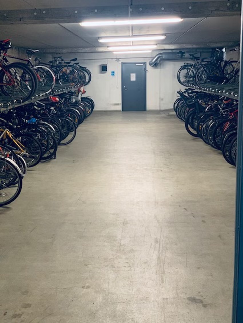 Felles sykkelparkering i garasjeanlegg. Galleribilde